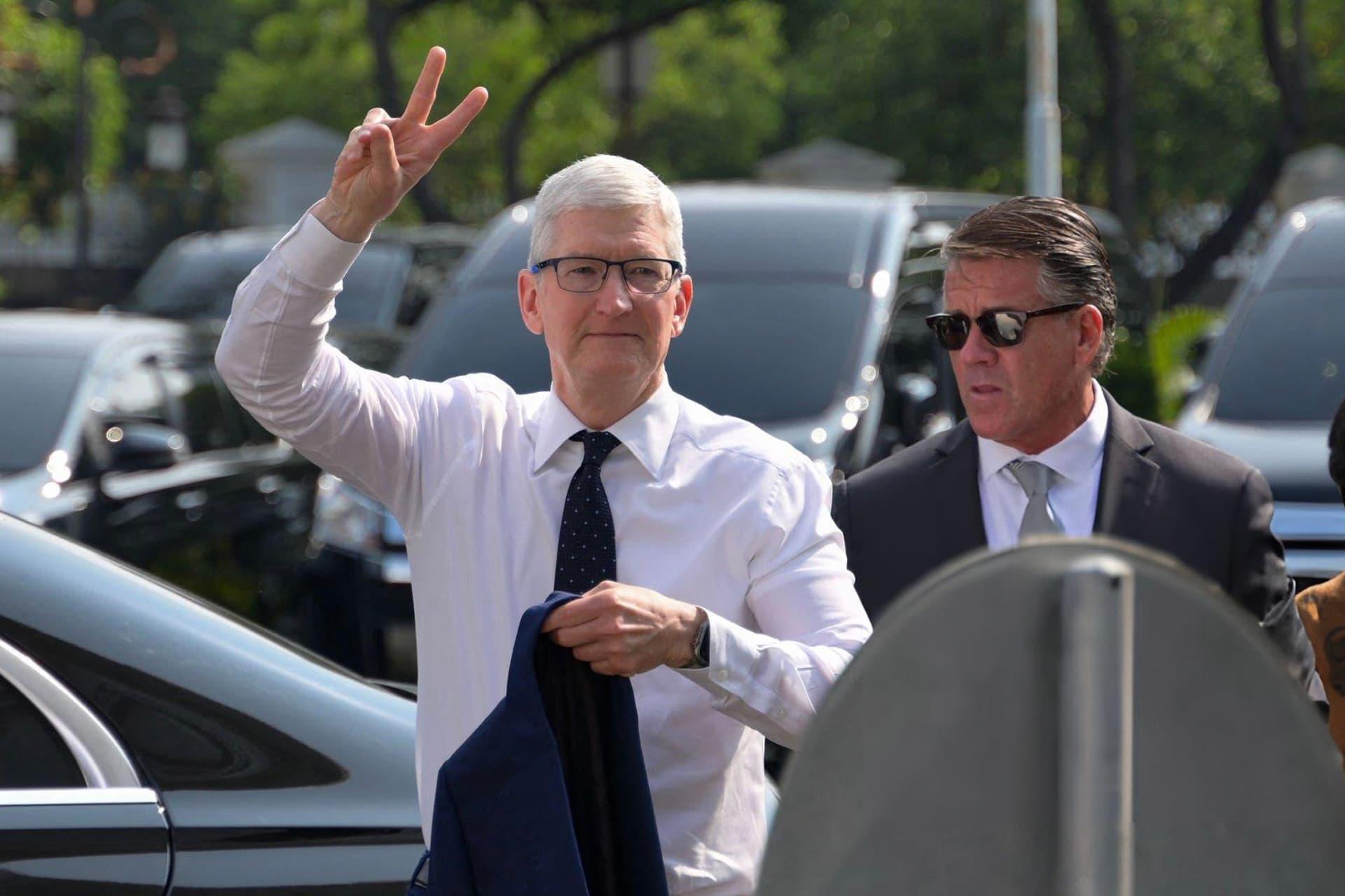 تیم کوک / Tim Cook مدیرعامل اپل Apple در حال نشان دادن علامت پیروزی