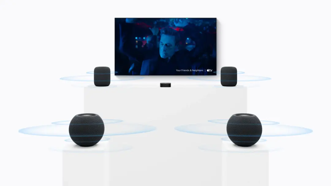 اسپیکرهای هوشمند هوم‌پاد (HomePod) در اطراف تلویزیون اپل تی‌وی (Apple TV) 4K