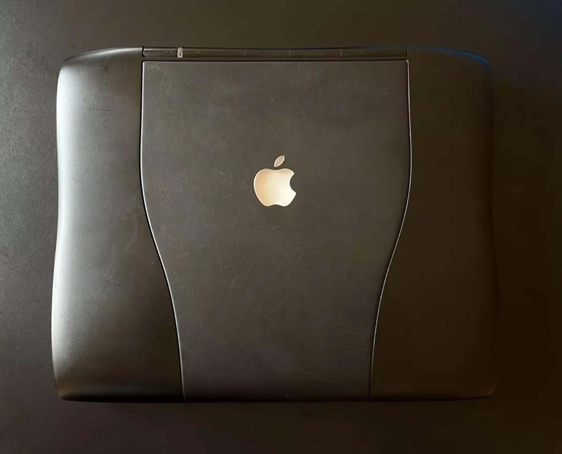 لوگو اپل روی در لپ‌تاپ مک‌بوک نمای بالا