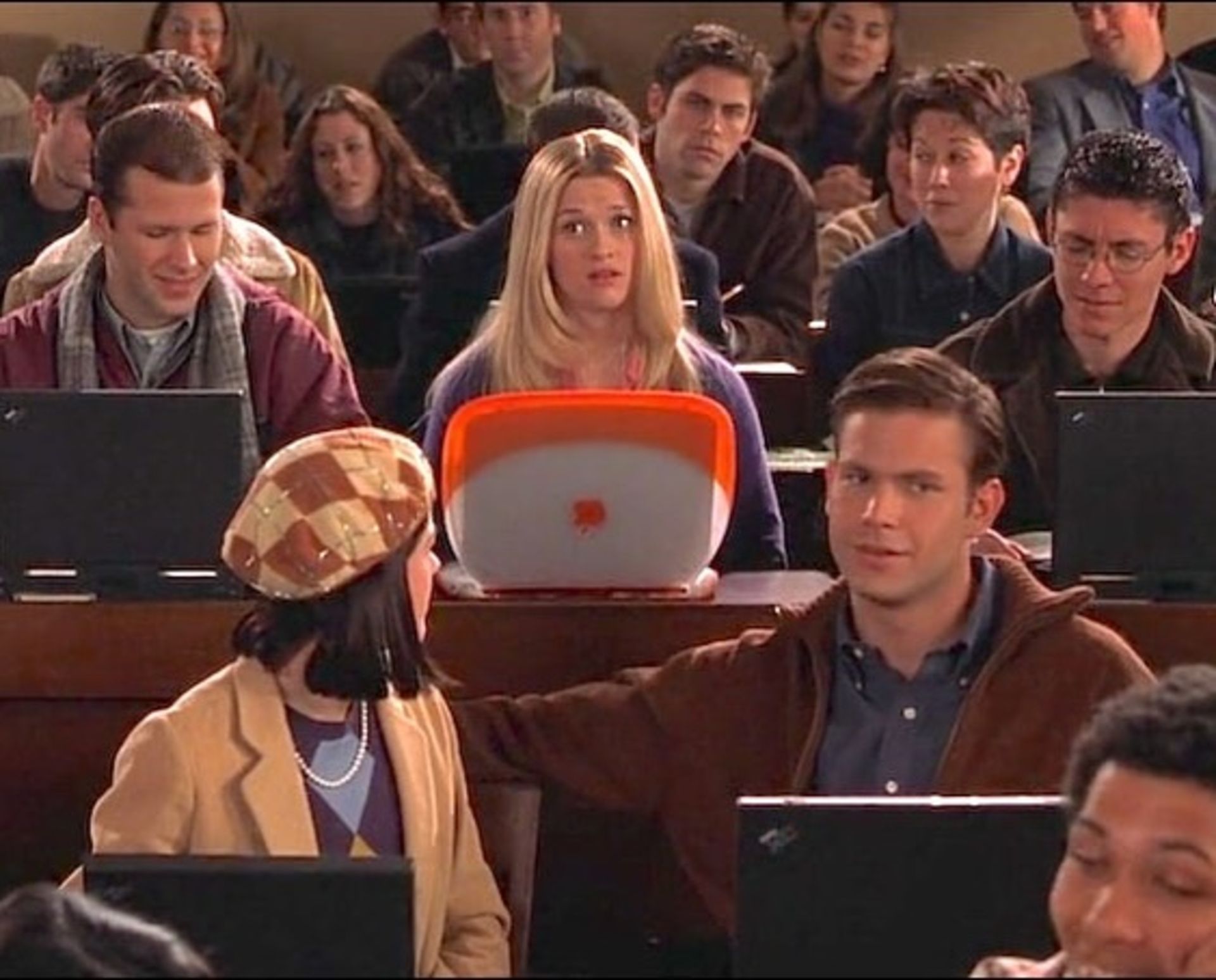 چند فرد جوان در یک محیط دانشگاهی