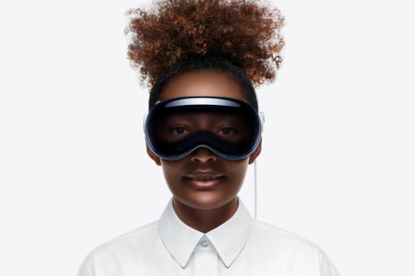 نمای روبرو هدست واقعیت مجازی اپل ویژن پرو / Apple Vision Pro
