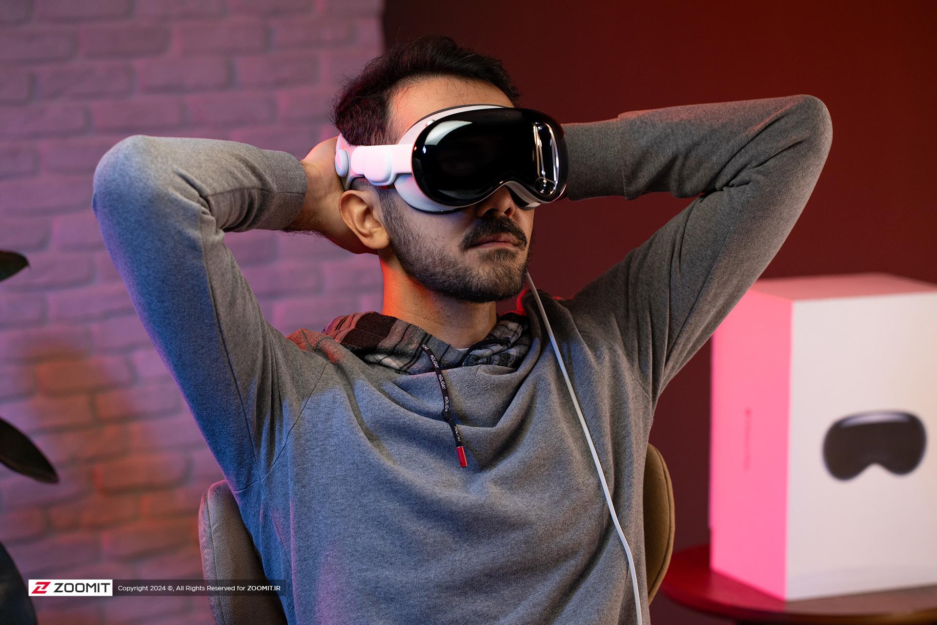 مرد جوان درحال تماشای فیلم با هدست اپل ویژن پرو