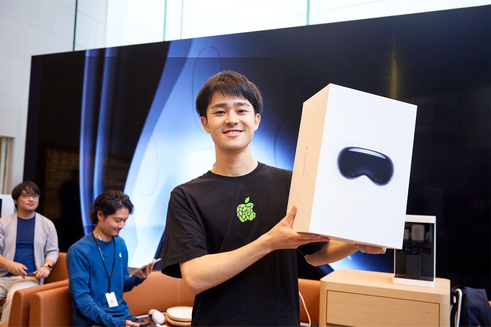 جعبه اپل ویژن پرو در دست یکی از کاربران