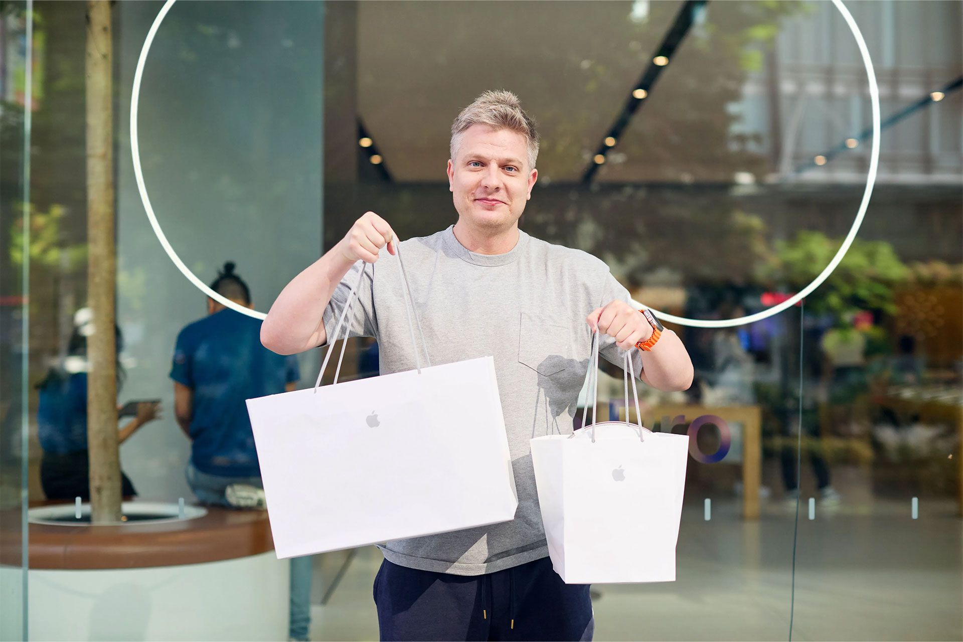 مردی در حال خرید اپل ویژن پرو در فروشگاه
