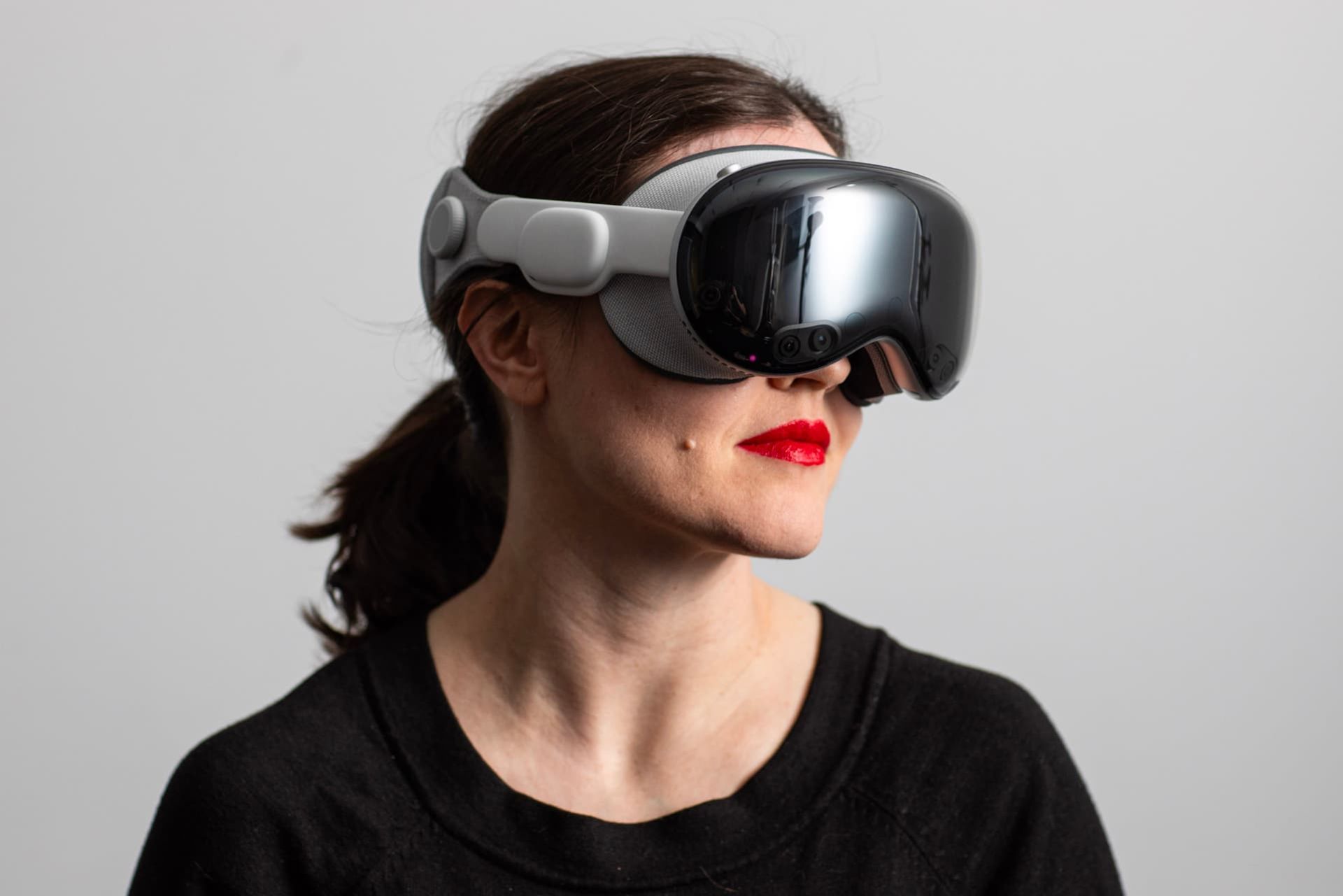 اپل ویژن پرو / Apple Vision Pro روی صورت دختر مومشکی با رژ قرمز