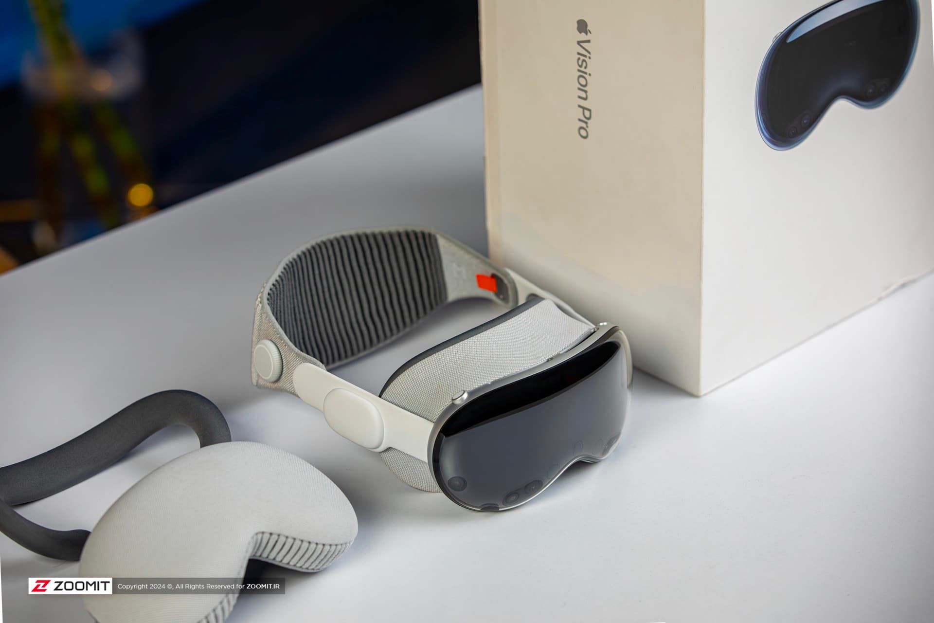 اپل ویژن پرو / Apple Vision Pro در کنار جعبه از نمای بالا