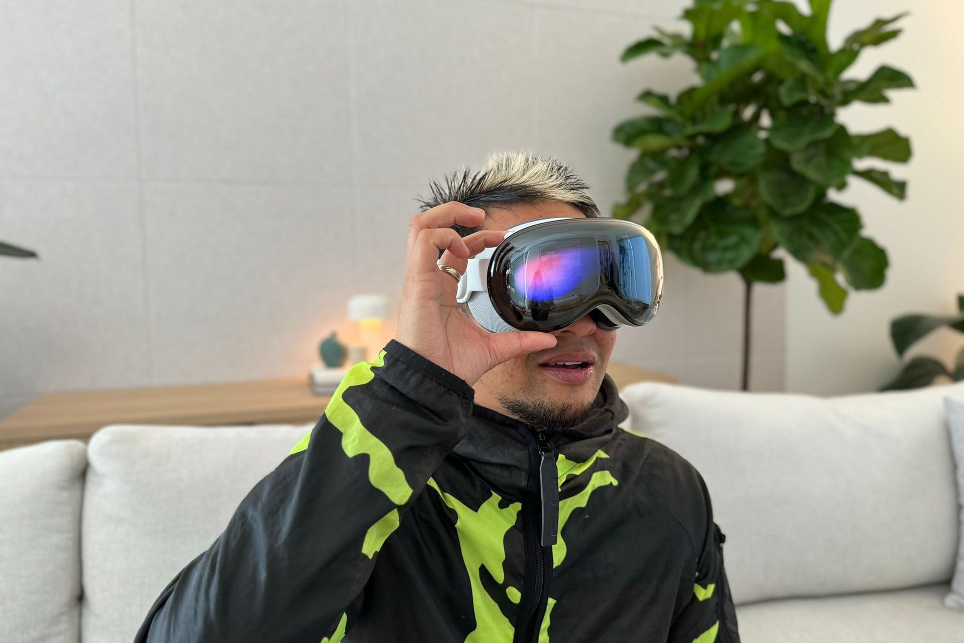 شخصی درحال استفاده از هدست اپل ویژن پرو روی سر