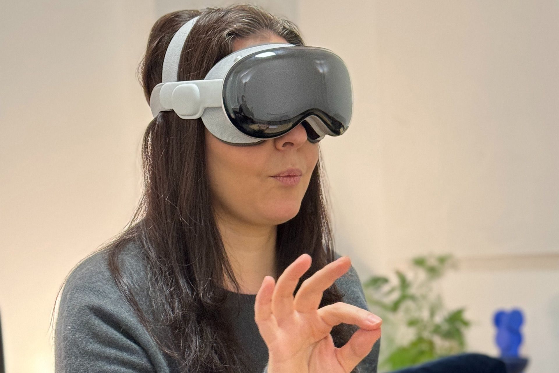 شخصی درحال کار با هدست واقعیت مجازی اپل ویژن پرو