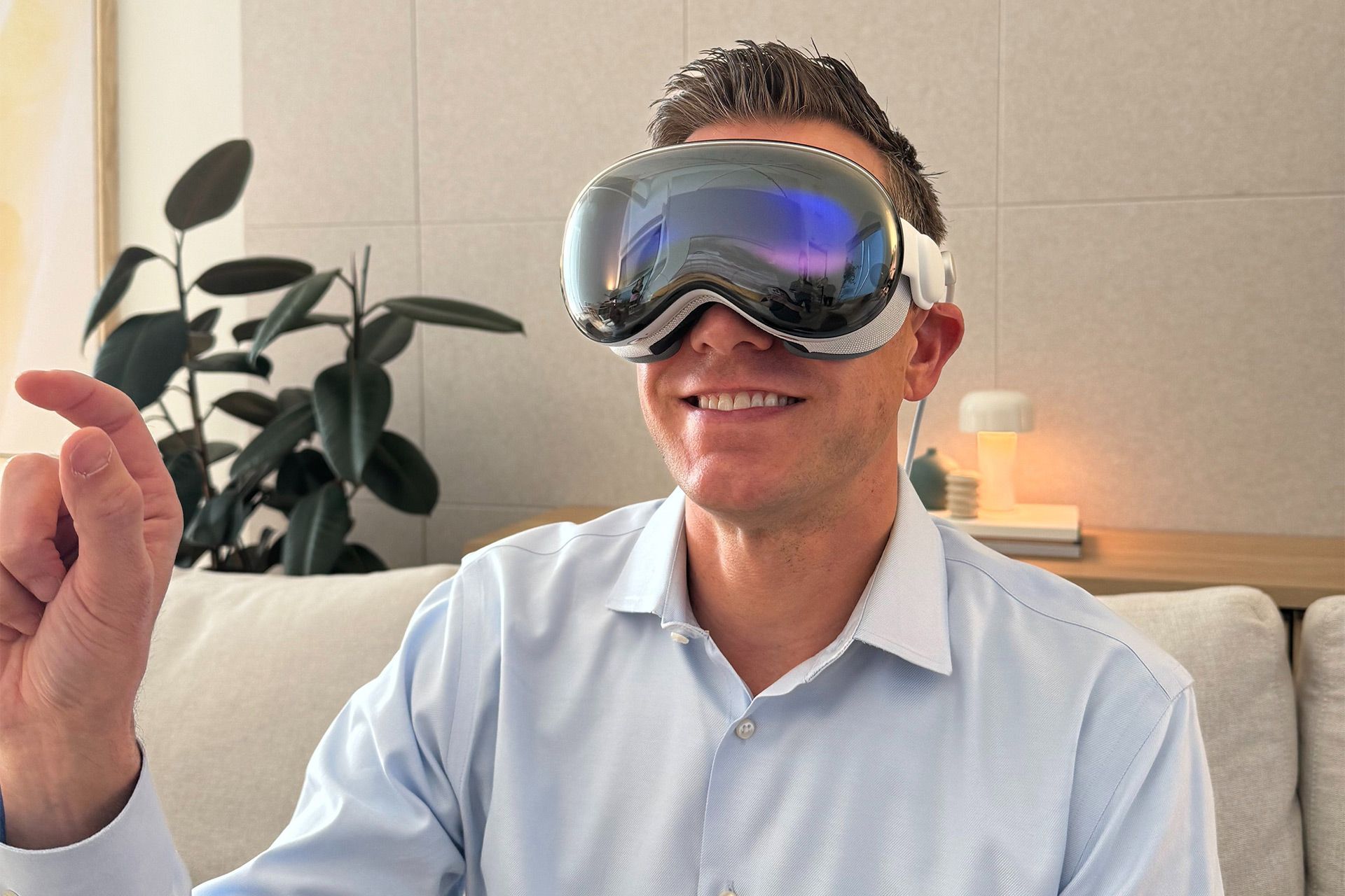 شخصی درحال استفاده از هدست واقعیت مجازی اپل ویژن پرو