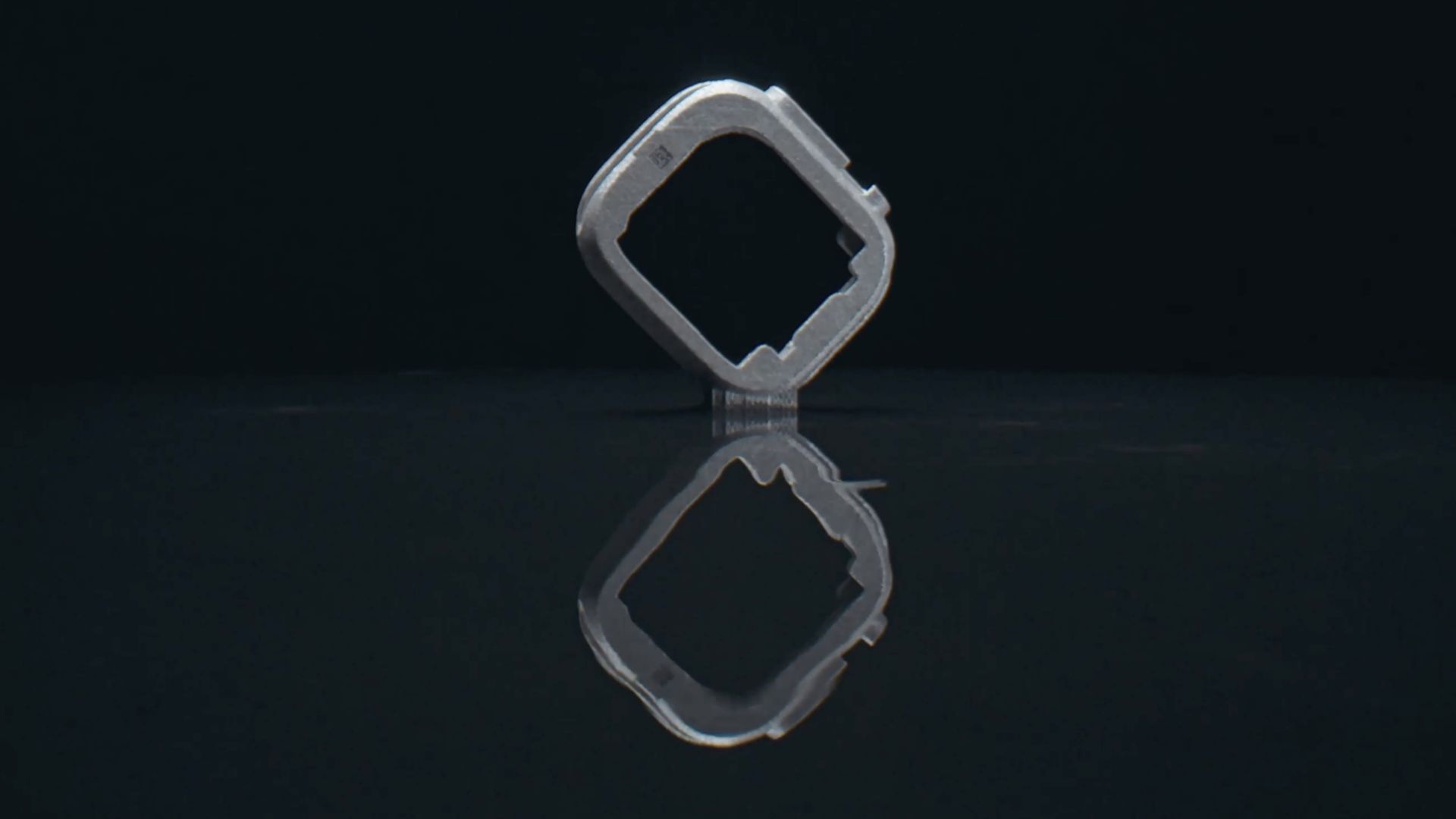 فریم ساعت هوشمند اپل واچ در فضای خالی