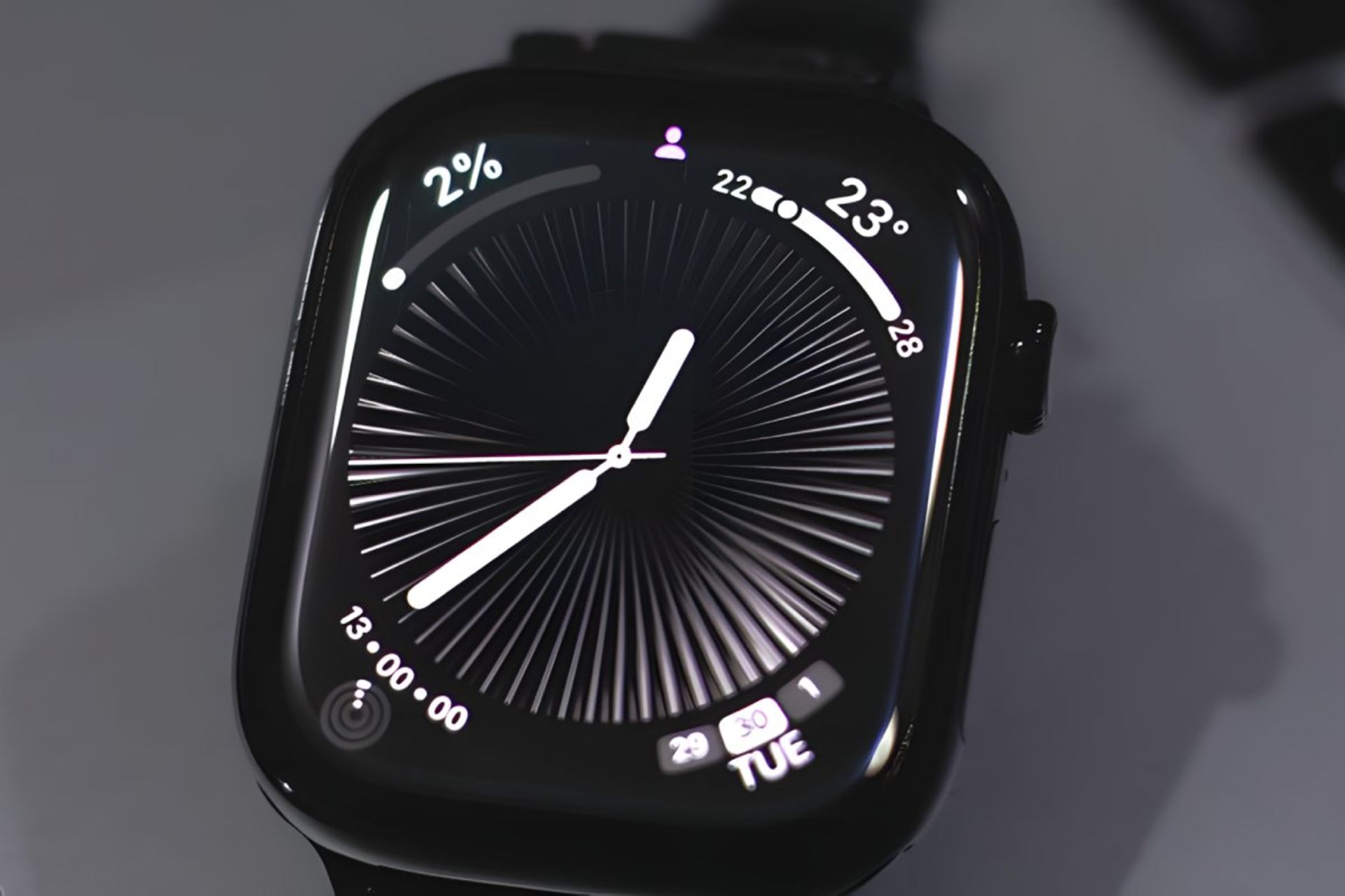 اپل واچ درحال نمایش آیکون انسان بنفش