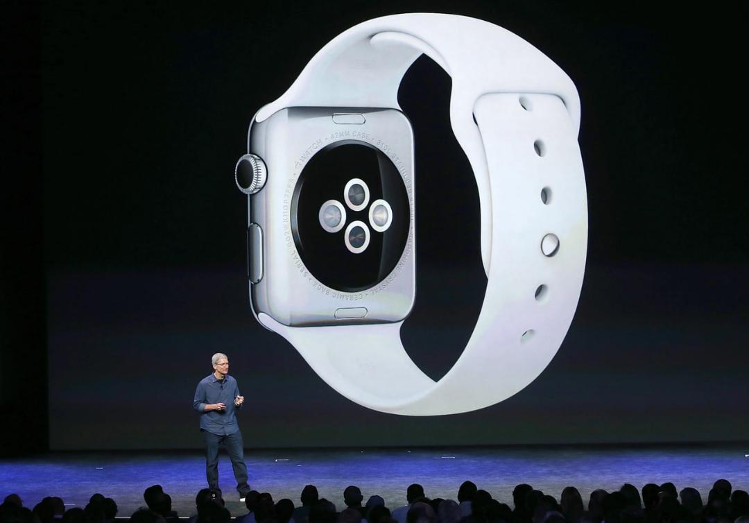 اپل واچ (Apple Watch) با بند سفید روی صفحه نمایش بزرگ