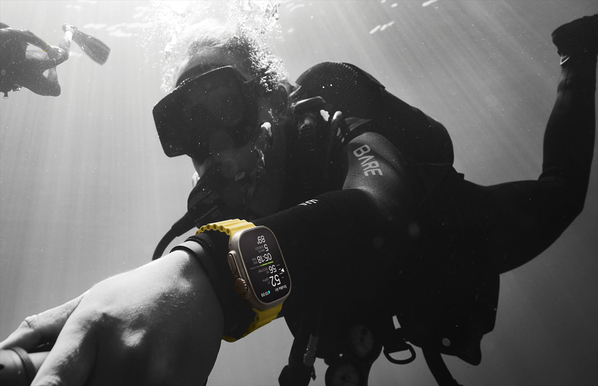 غواص درحال استفاده از اپل واچ اولترا زیر آب