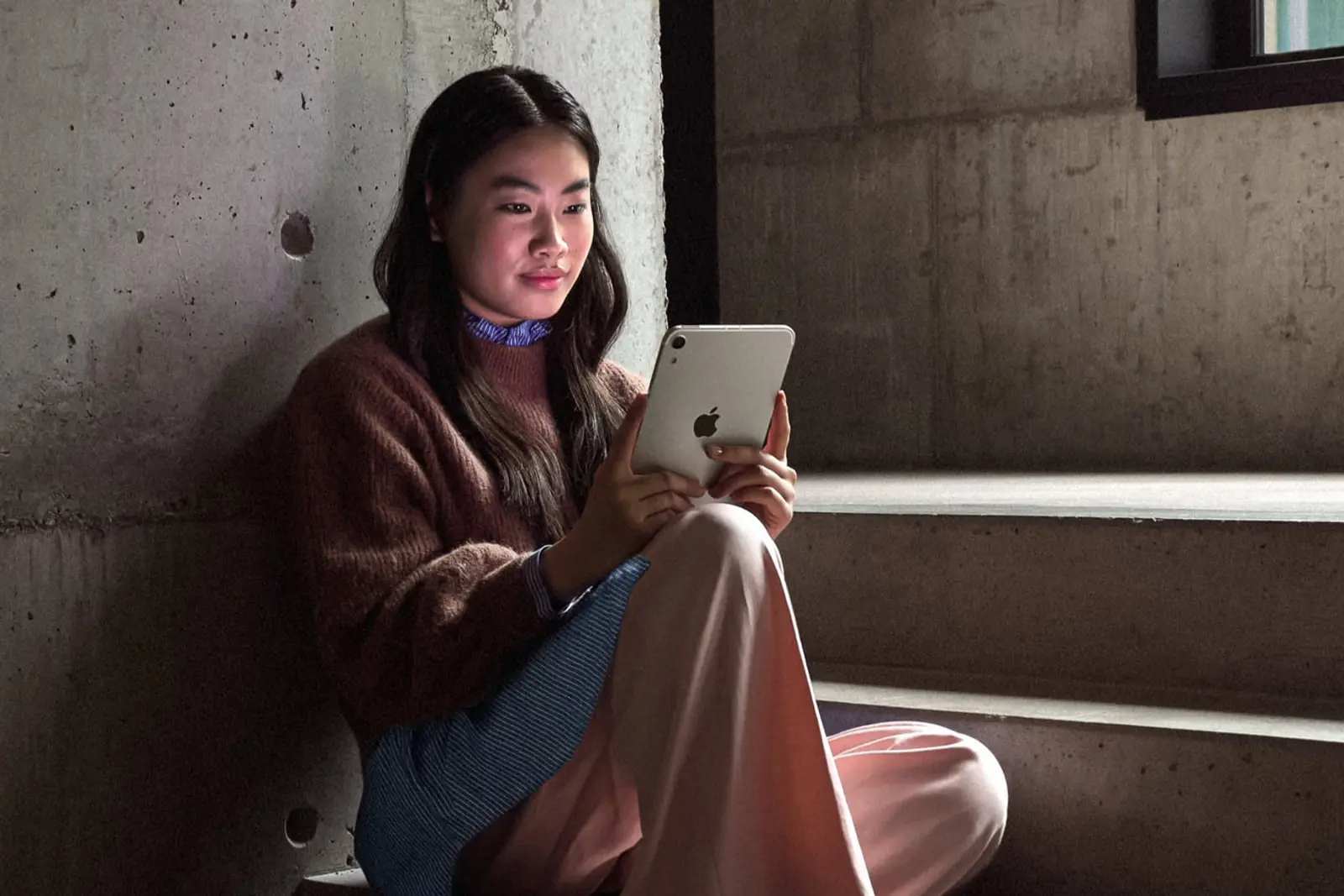 تبلت ضدآب اپل (Apple) در دستان یک زن در فضای داخلی