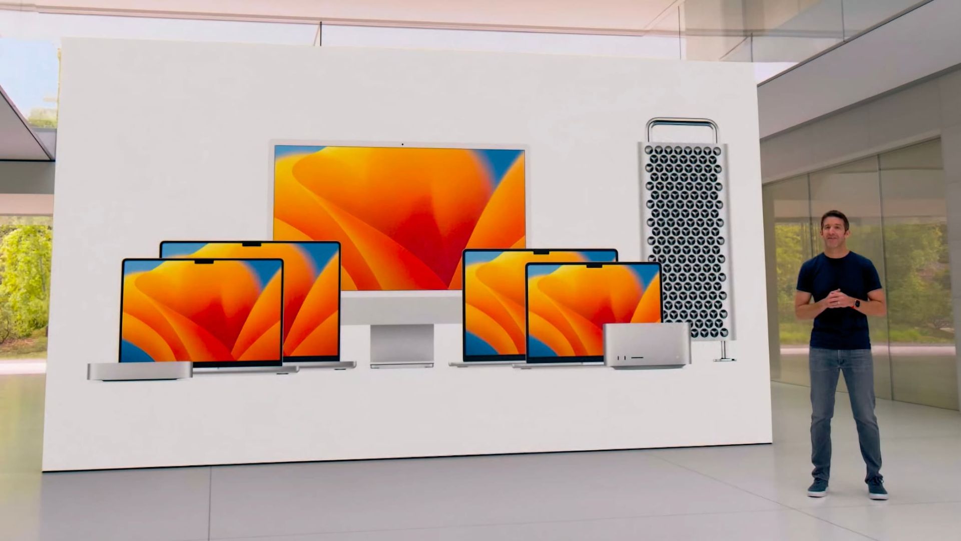 یک مدیر اپل در کنار محصولات خانواده مک در WWDC