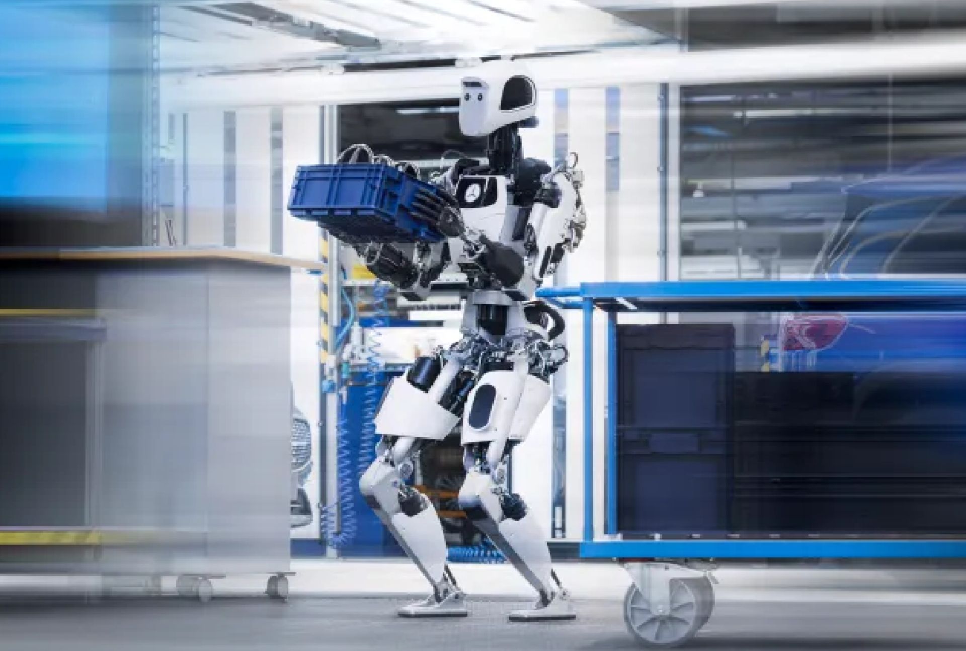 ربات انسان‌نمای آپولو در حال جابه‌جایی یک جعبه