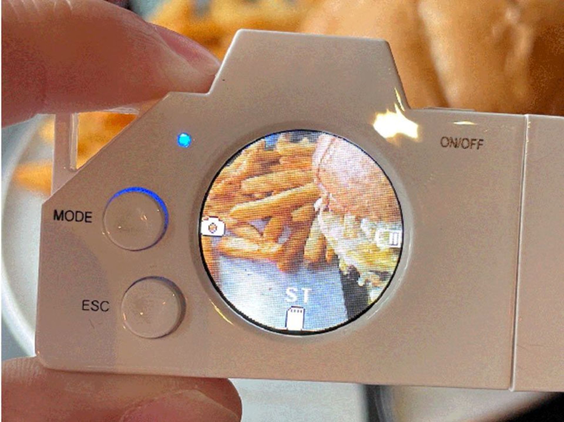 گجت ژاپنی April Tokyo که با ابعاد فلش مموری یک دوربین در خود جا داده است