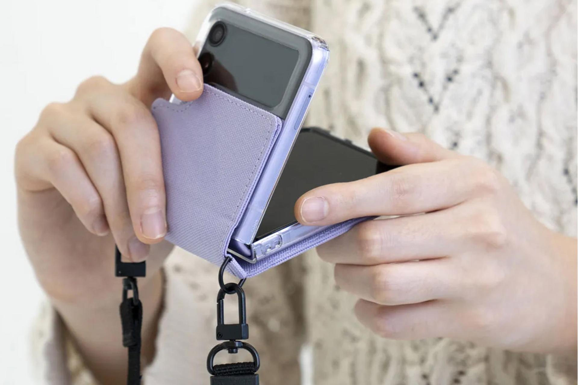 قاب گوشی آراری Araree Aero Flex For Samsung Galaxy Z Flip4 With Strap در دست