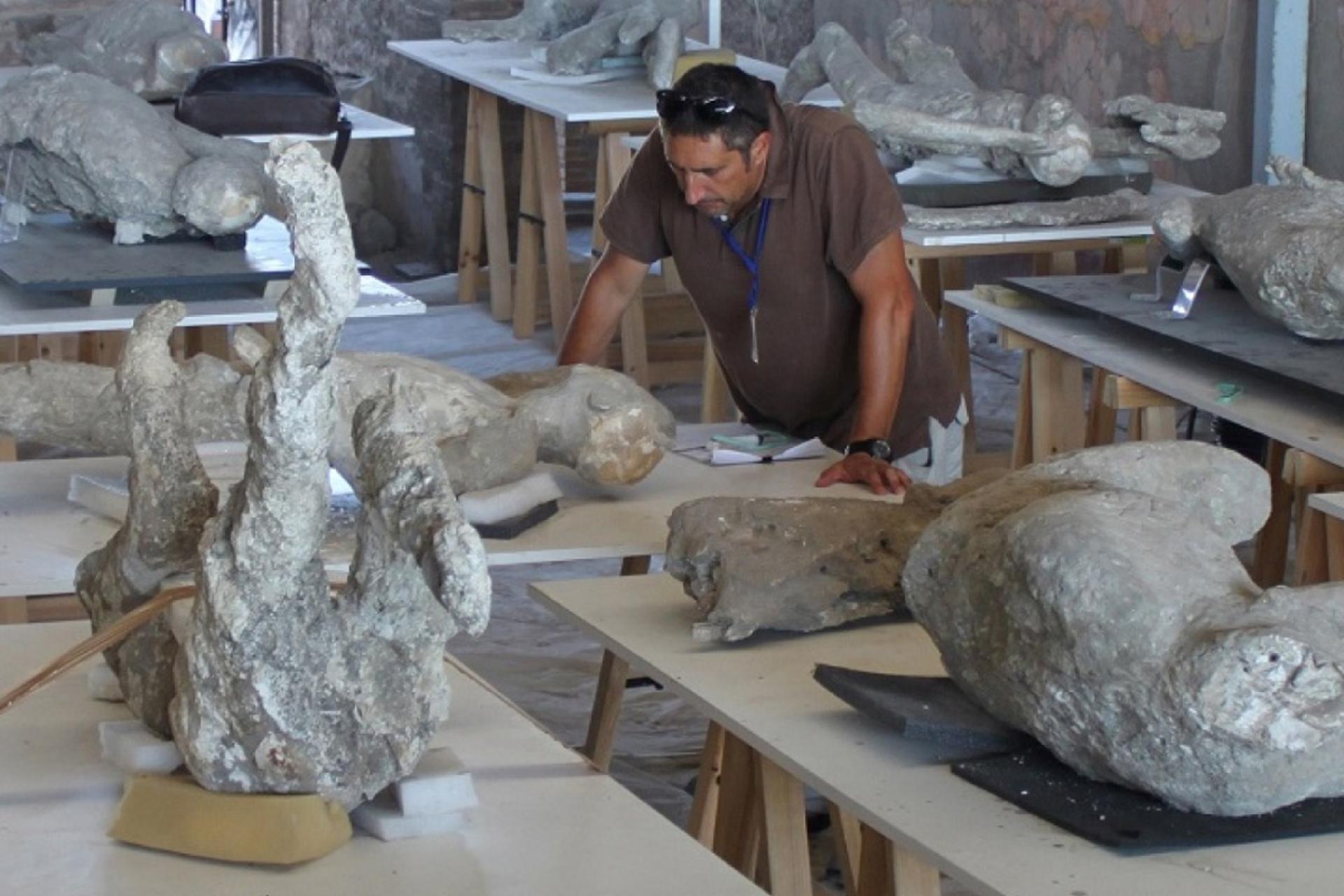 لورنس آلاپونت، باستان‌شناس دانشگاه والنسیا، در میان برخی از قالب‌های گچی قربانیان پمپئی.