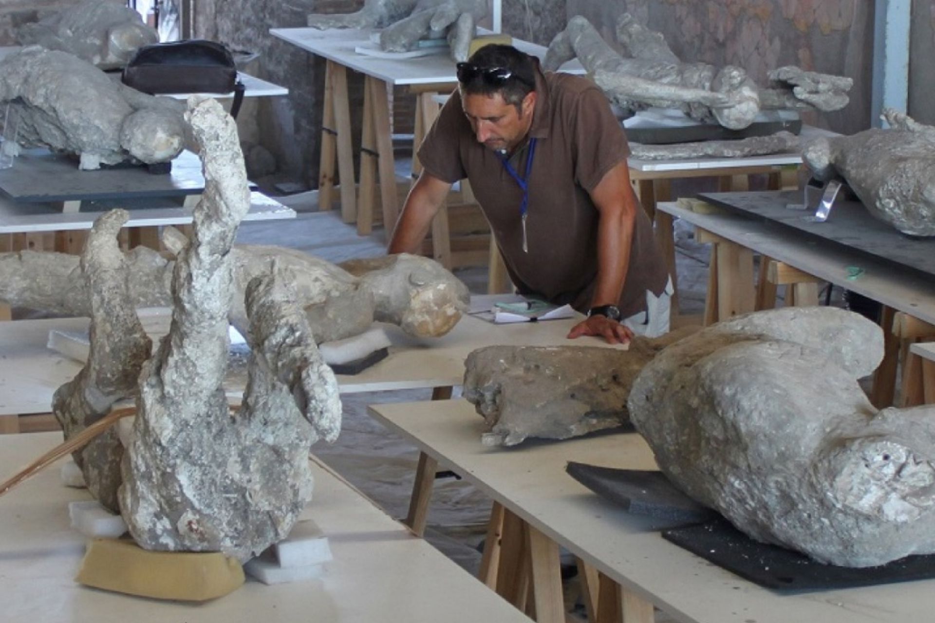 لورنس آلاپونت، باستان‌شناس دانشگاه والنسیا، در میان برخی از قالب‌های گچی قربانیان پمپئی.