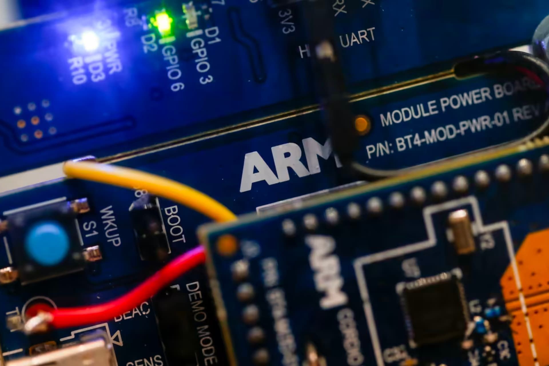 لوگو آرم ARM روی پردازنده مادربرد