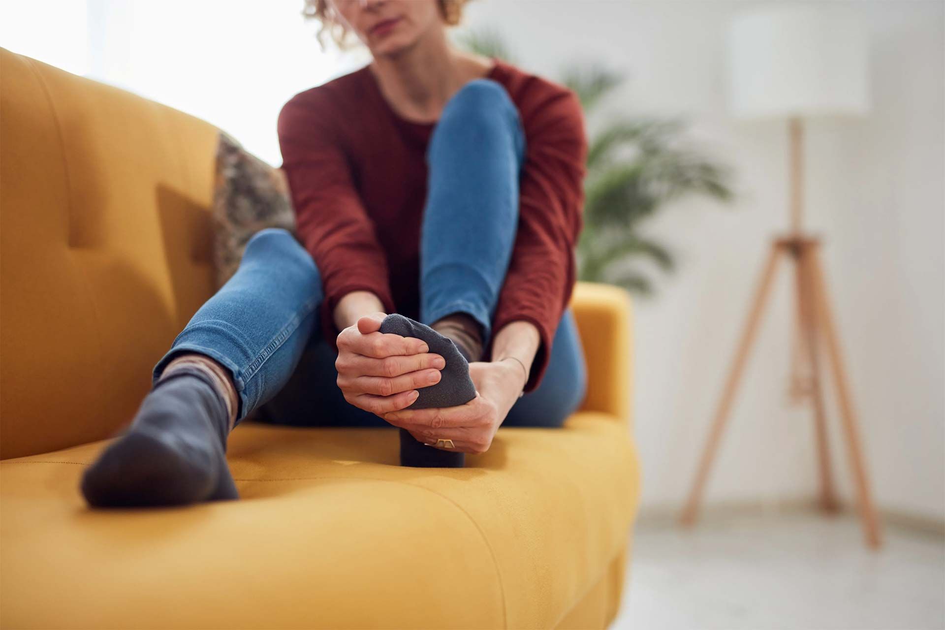 علت خواب رفتن و بی‌حسی دست و پا؛ چه زمانی باید نگران باشیم؟