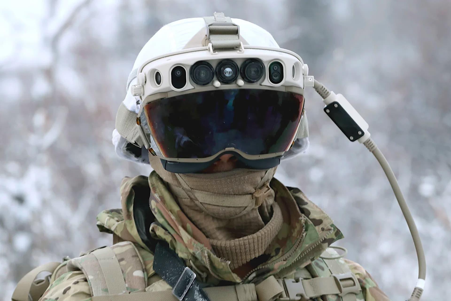 سرباز ارتش آمریکا با عینک واقعیت مجازی