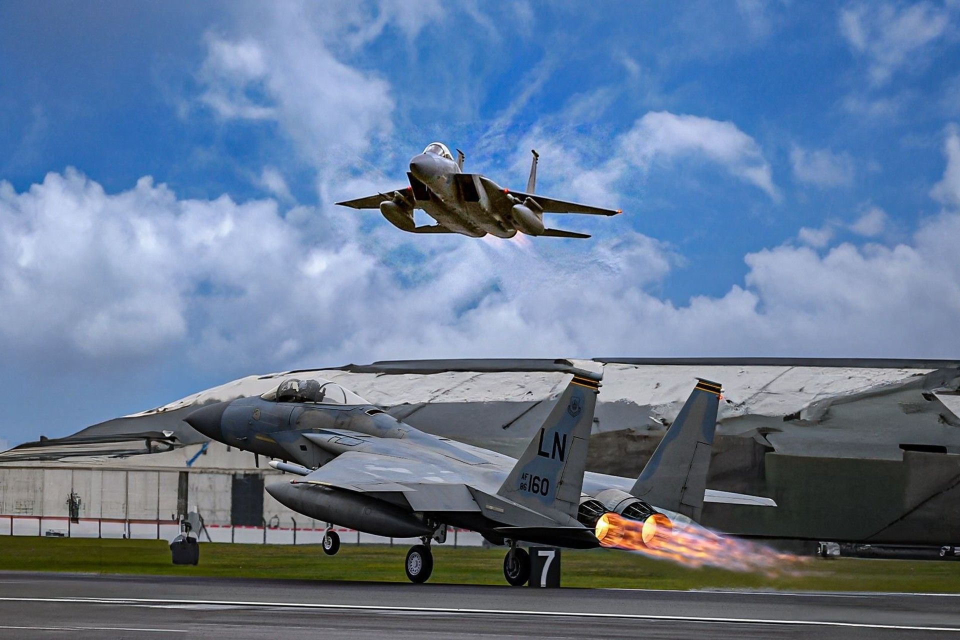 جنگنده‌ی F-15 در حال تیک‌آف