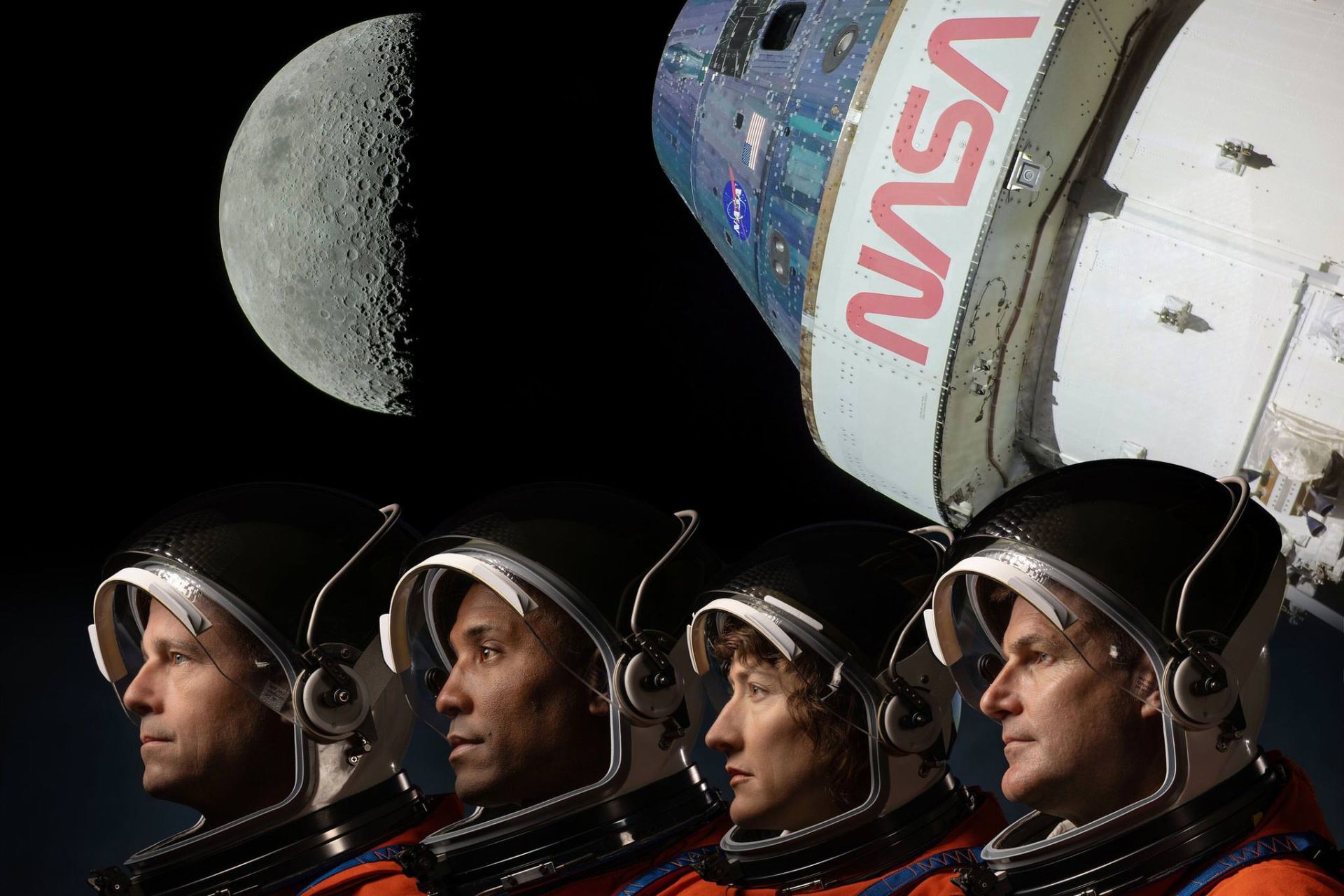فضانوردان آرتمیس ۲ در پیش‌زمینه ماه و کپسول اوراین