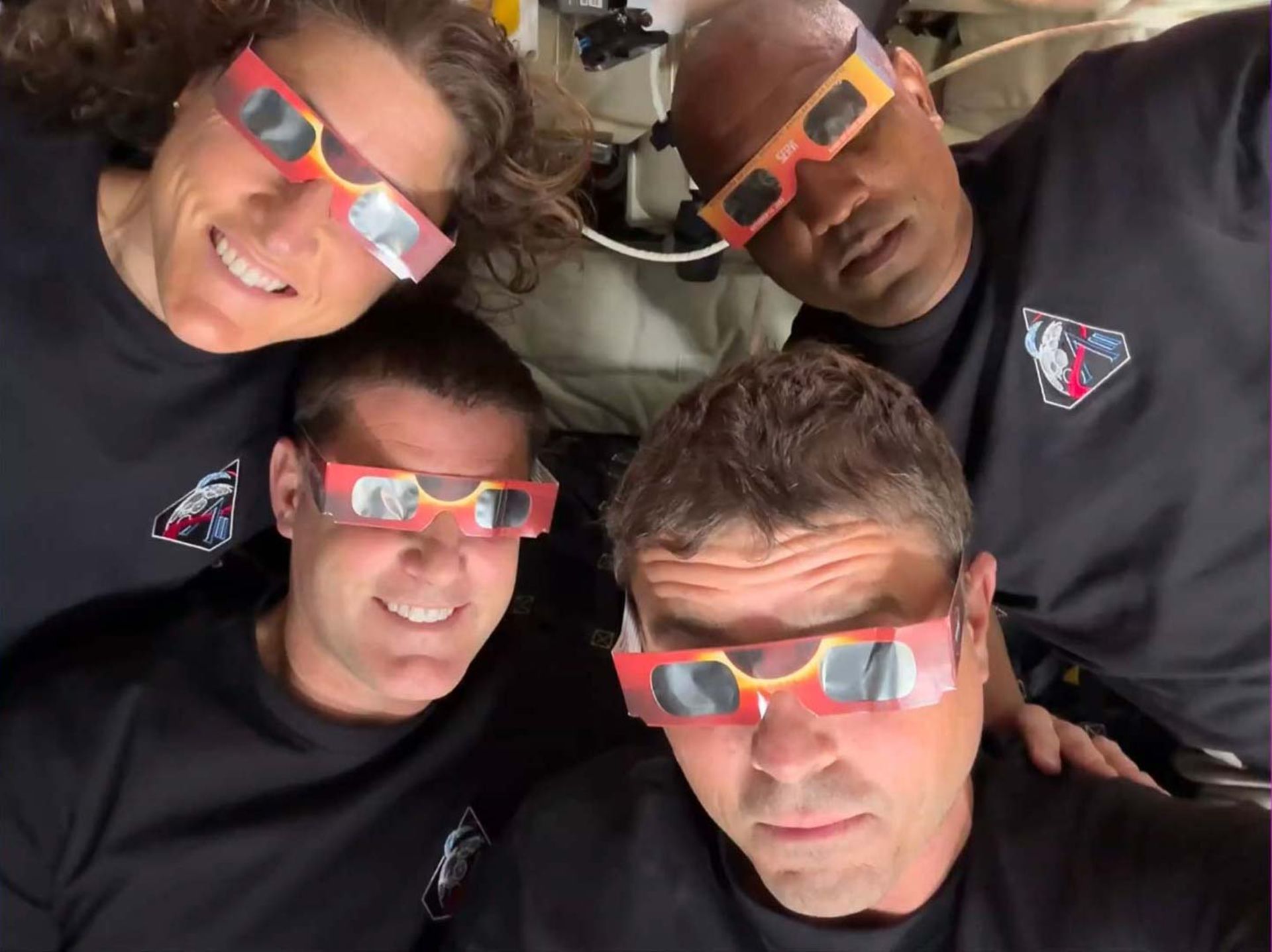 فضانوردان آرتمیس ۲ عینک مخصوص خورشیدگرفتگی به چشم زده‌اند