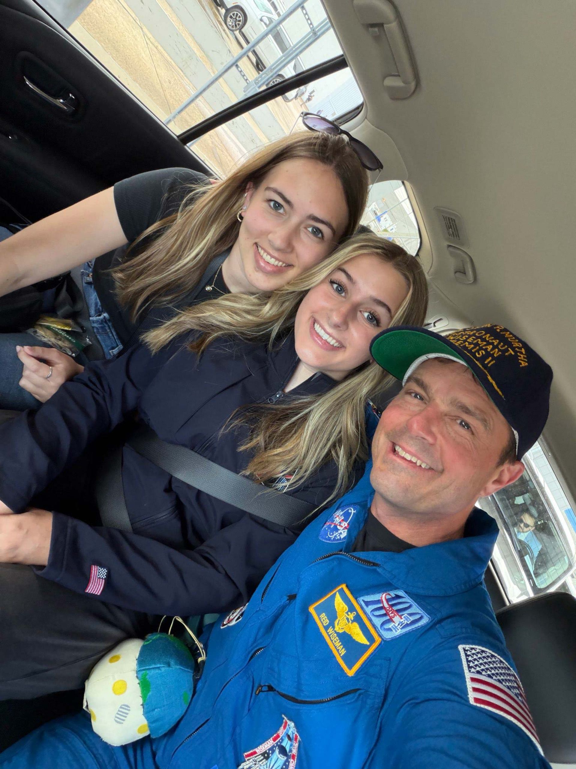 رید وایزمن فرمانده آرتمیس ۲ در کنار دو دختر خود