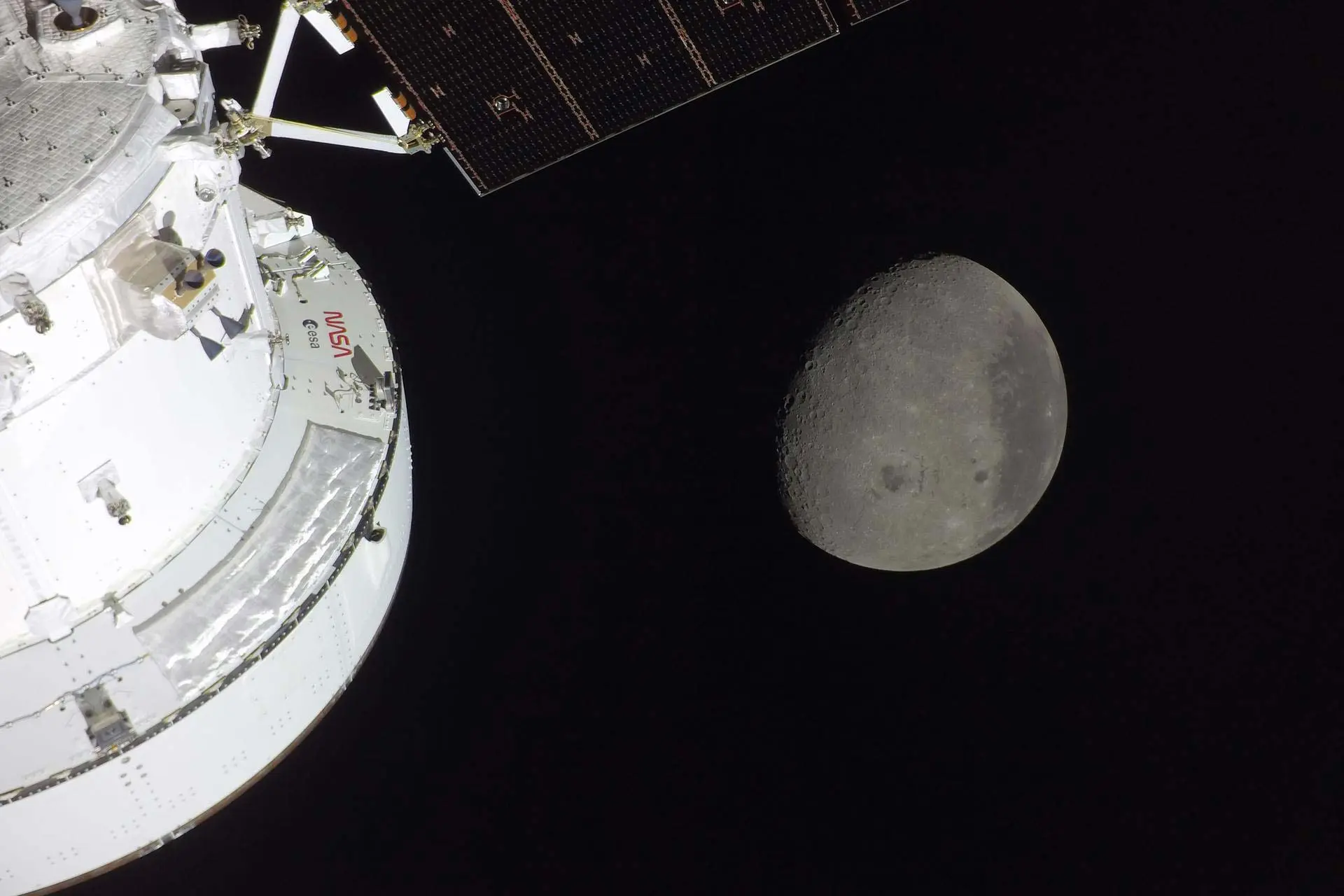 فضاپیمای اوراین آرتمیس ۲ برفراز ماه