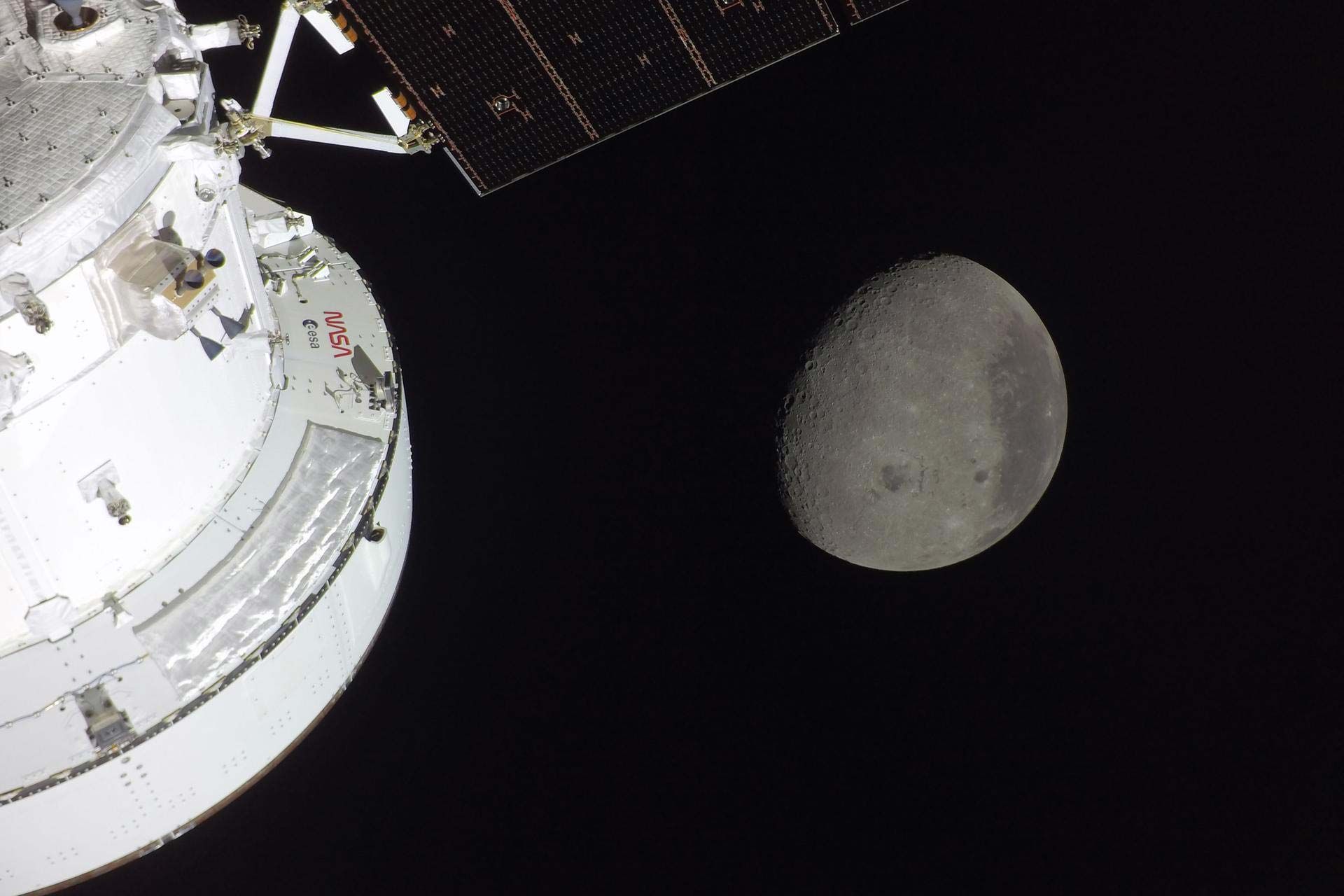 فضاپیمای اوراین آرتمیس ۲ برفراز ماه