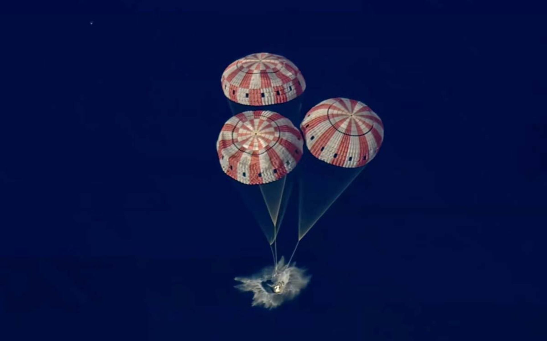 فرود کپسول اوراین زیر چترهای نجات روی دریا