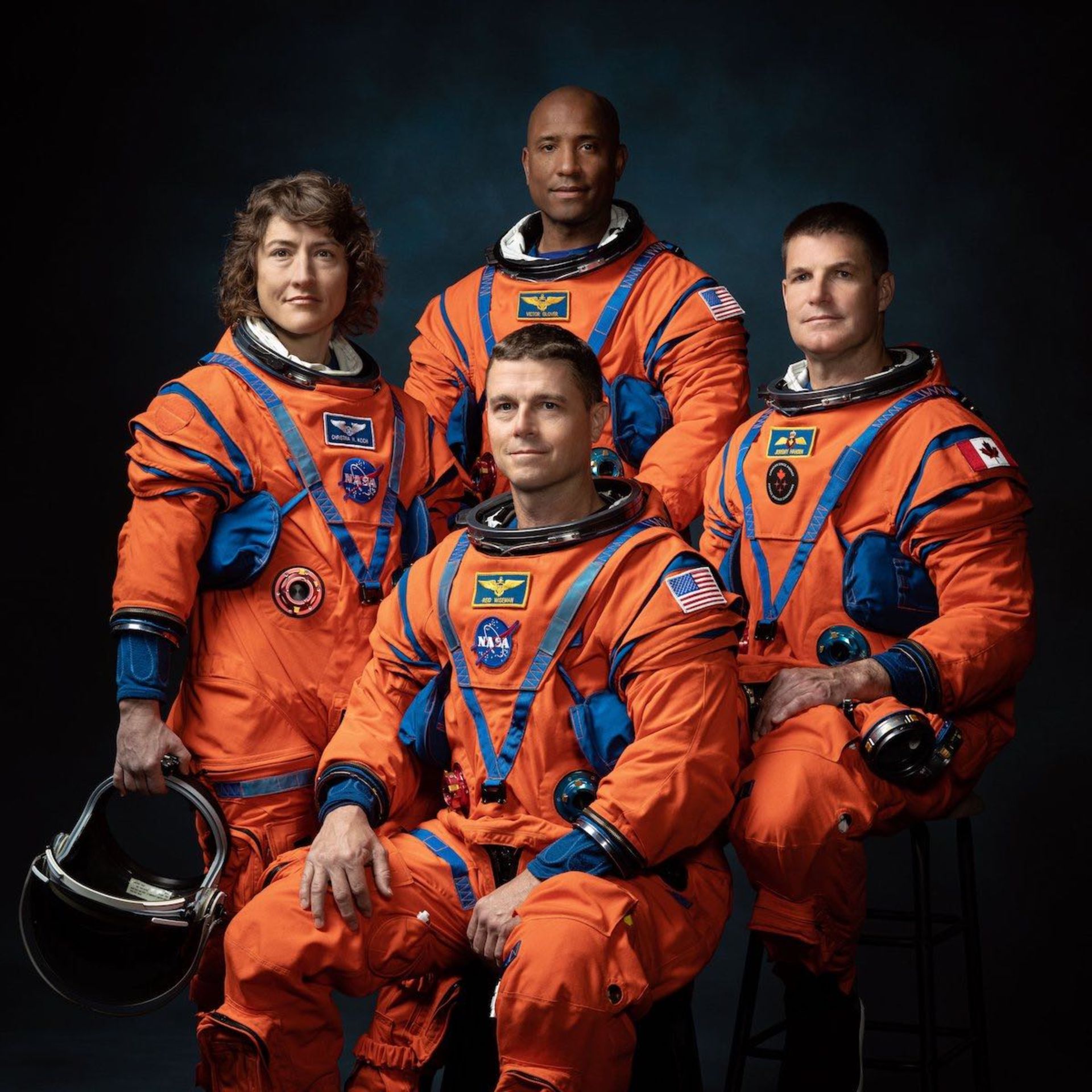 فضانوردان ناسا کریستینا کخ (سمت چپ)، ویکتور گلاور (بالا)، رید وایزمن (پایین) و جرمی هانسن (راست) در تصویر پرتره سرنشینان آرتمیس ۲ در نسخه‌های آموزشی پرتاب اوریون