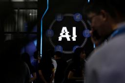 نمایشگر بزرگ با نماد هوش مصنوعی (AI) در میان جمعیت بازدیدکنندگان
