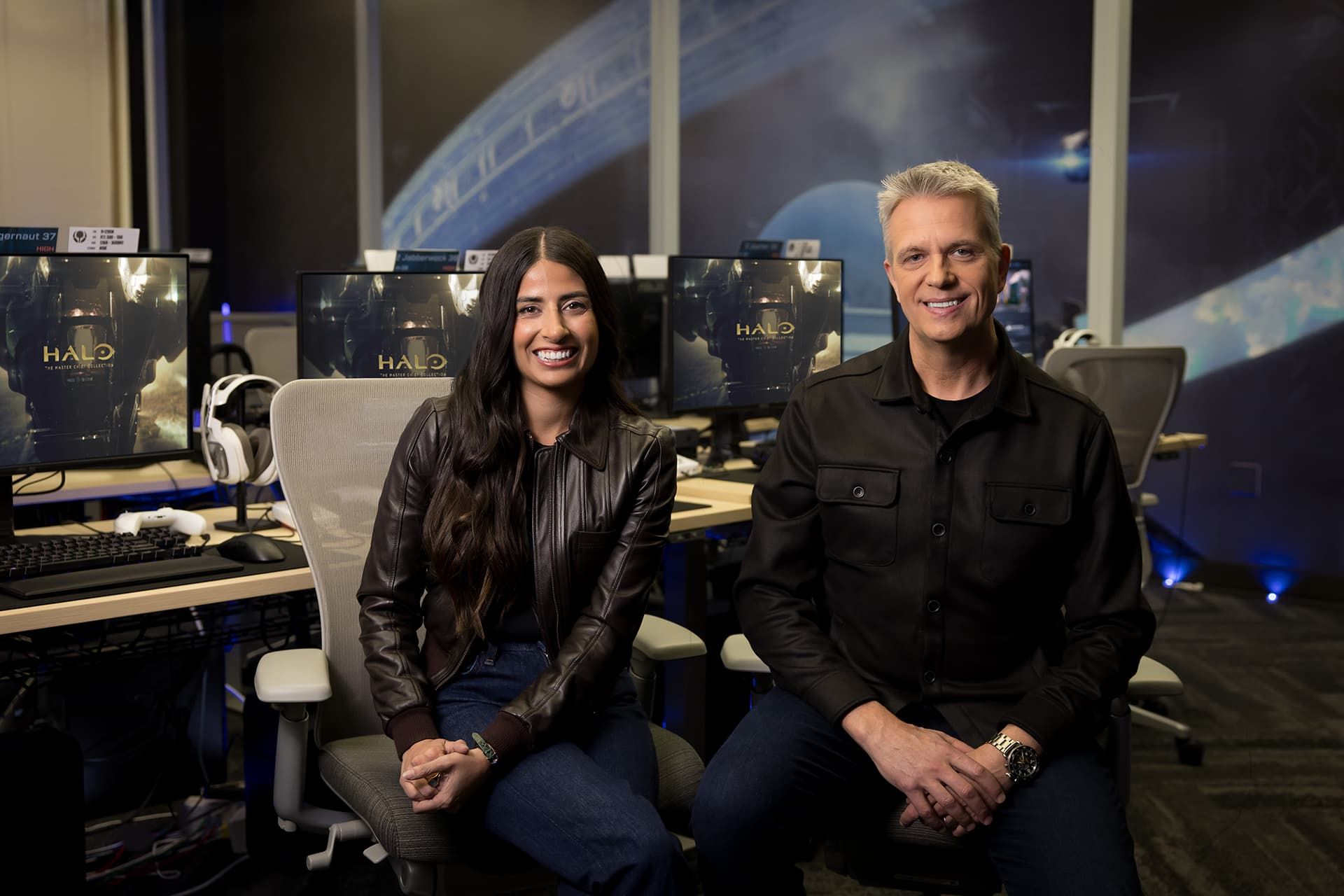 آشا شارما درکنار مت بوتی