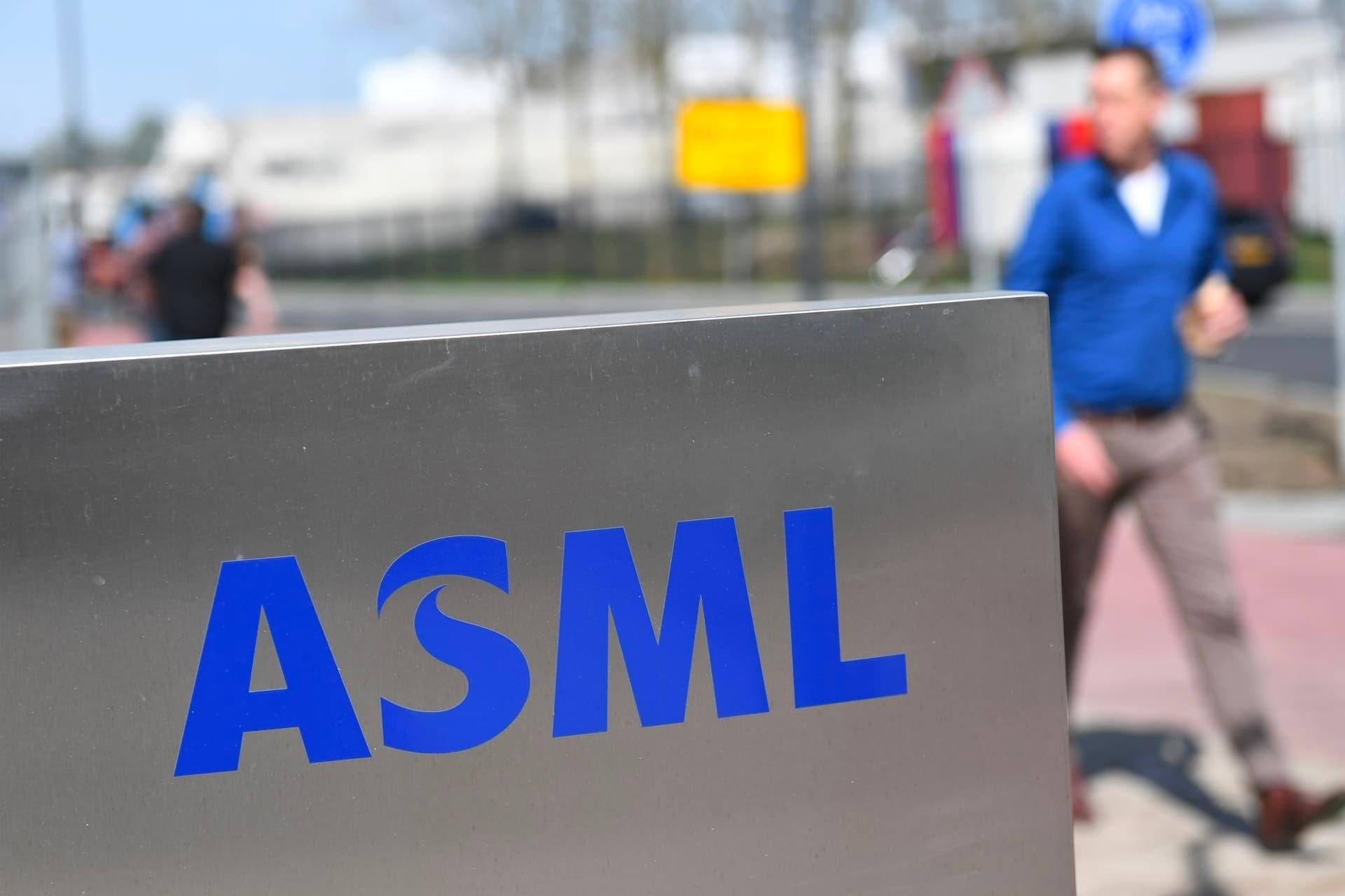 لوگو شرکت ASML در کنار یک مرد با لباس آبی