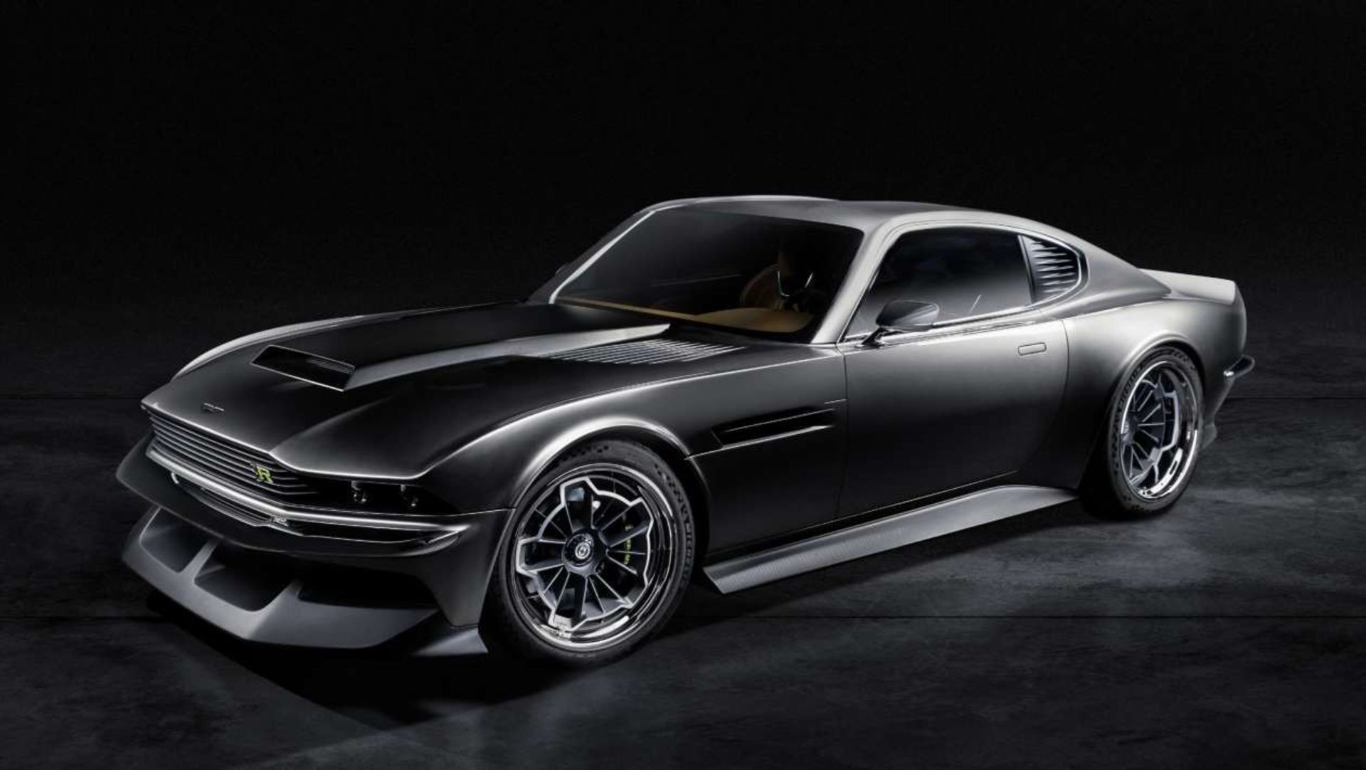 سه‌چهارم جلویی استون مارتین DBS اکتاویا