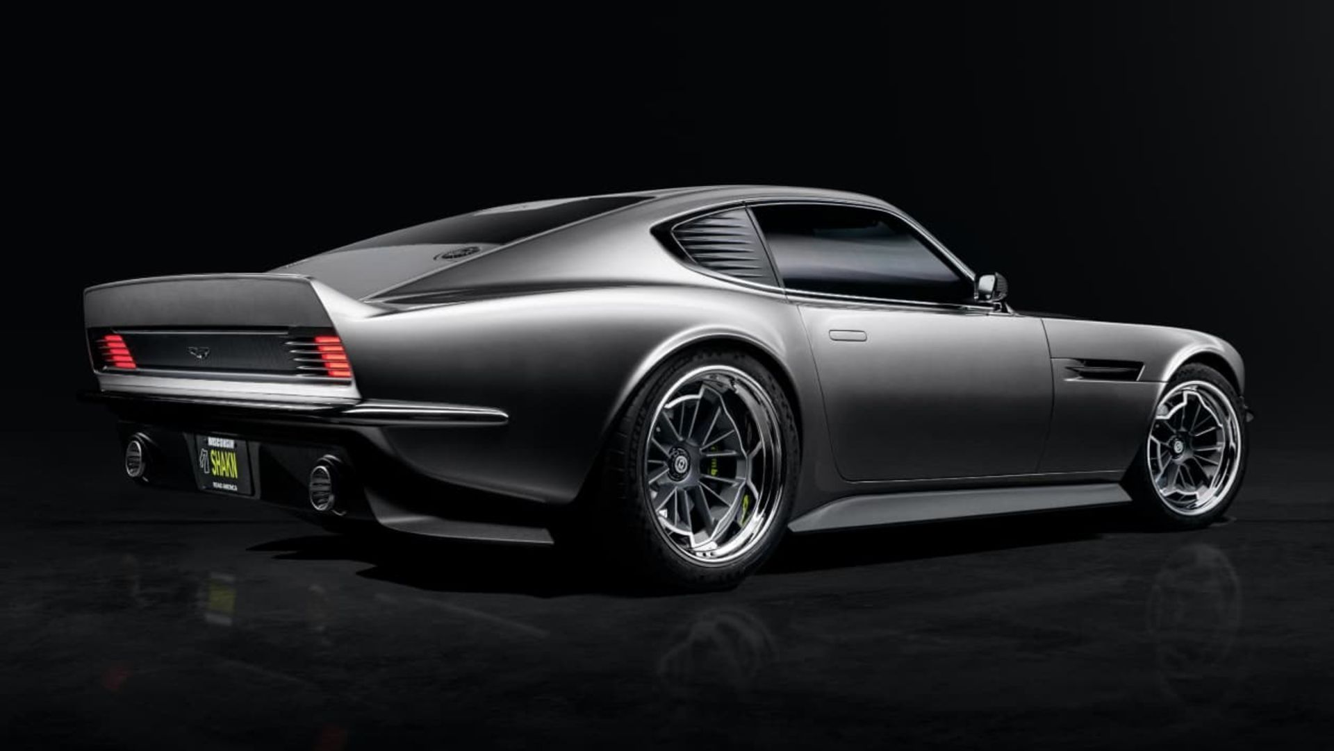 استون مارتین DBS اکتاویا در رنگ نقره‌ای