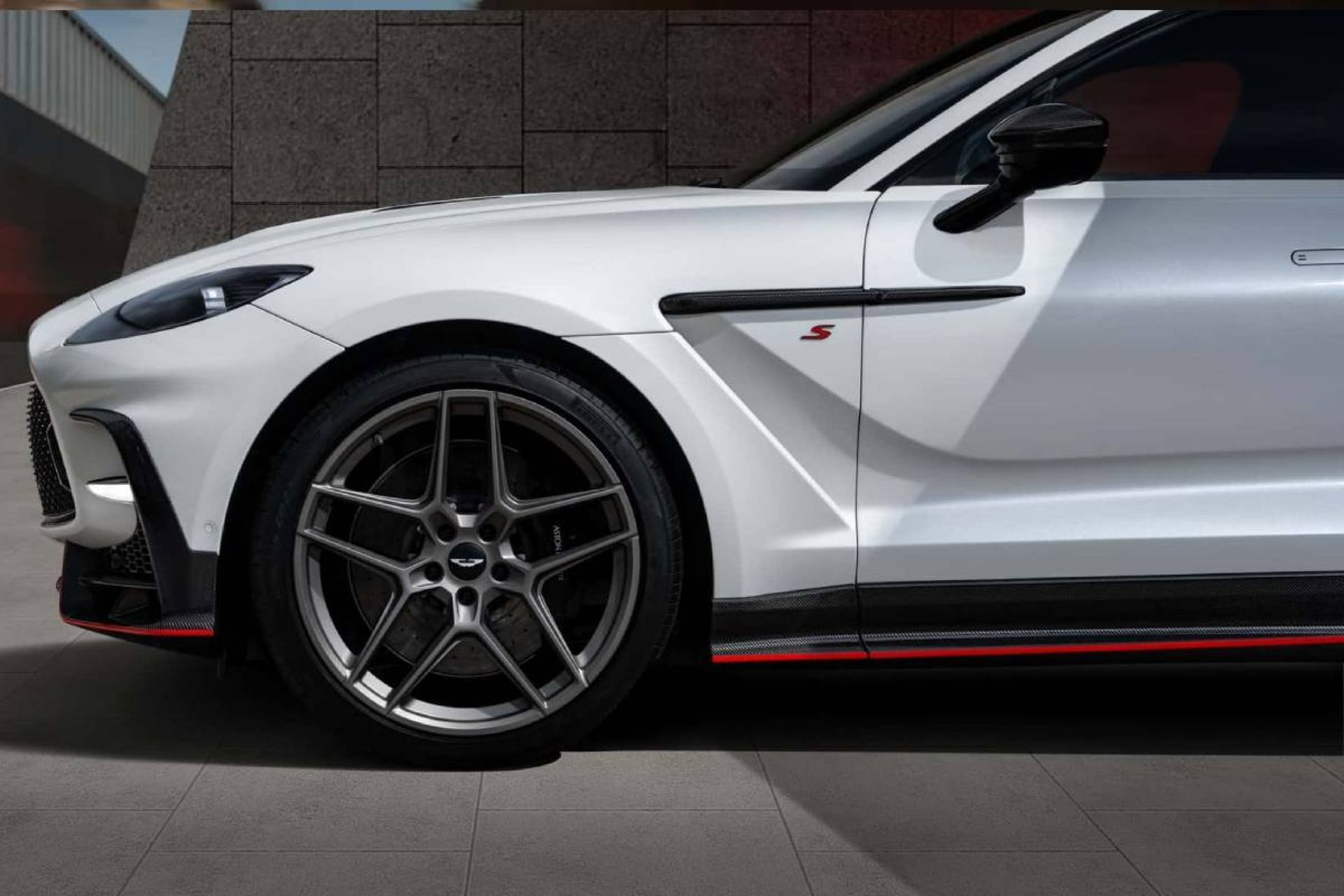 استون مارتین DBS X