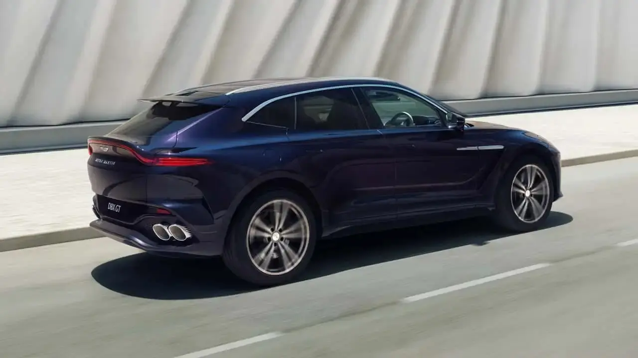 شاسی‌بلند استون مارتین (Aston Martin) DBX GT در حال حرکت در جاده