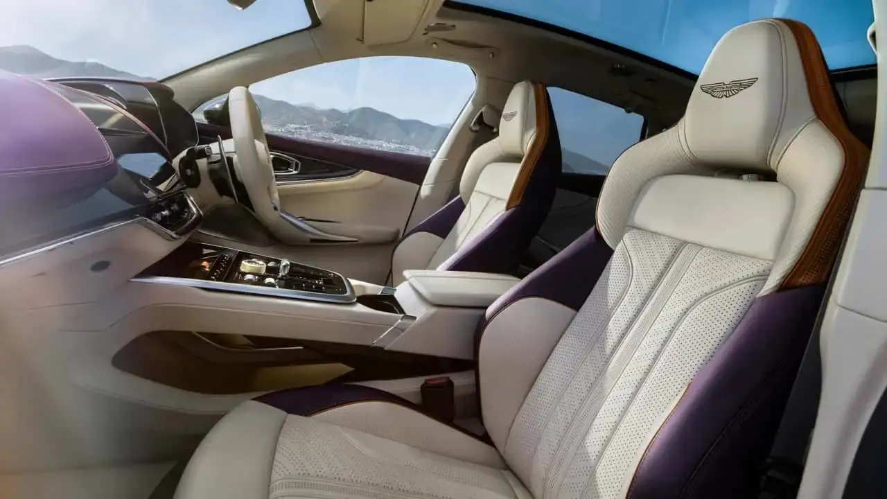 کابین داخلی خودروی استون مارتین (Aston Martin) DBX با صندلی‌های چرمی سفید و بنفش