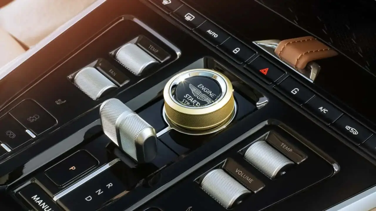 دکمه استارت و کنترل‌های کنسول داخلی خودروی استون مارتین (Aston Martin) DBX