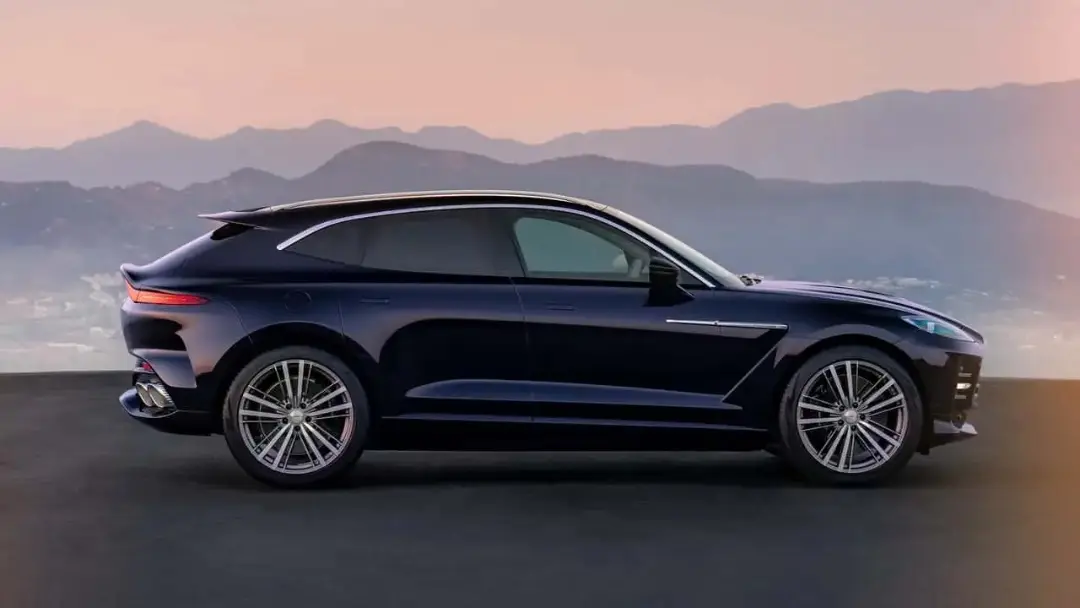 خودرو استون مارتین (Aston Martin) DBX با بدنه تیره در نمای جانبی