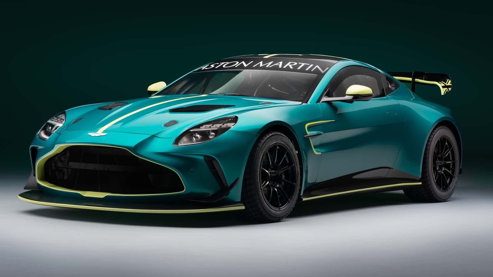 استون مارتین ونتیج GT4 از نمای سه‌چهارم جلو رنگ سبز
