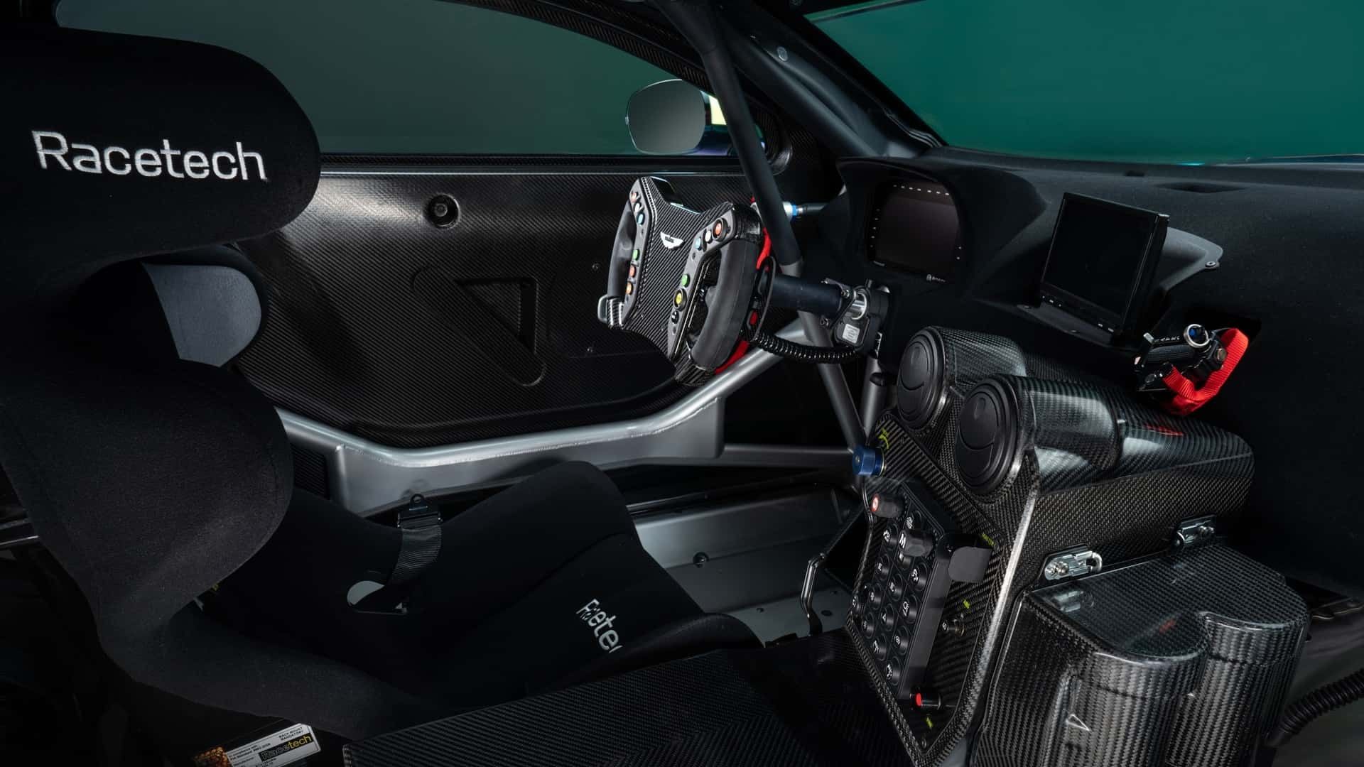 نمای داخل کابین استون مارتین ونتیج GT4