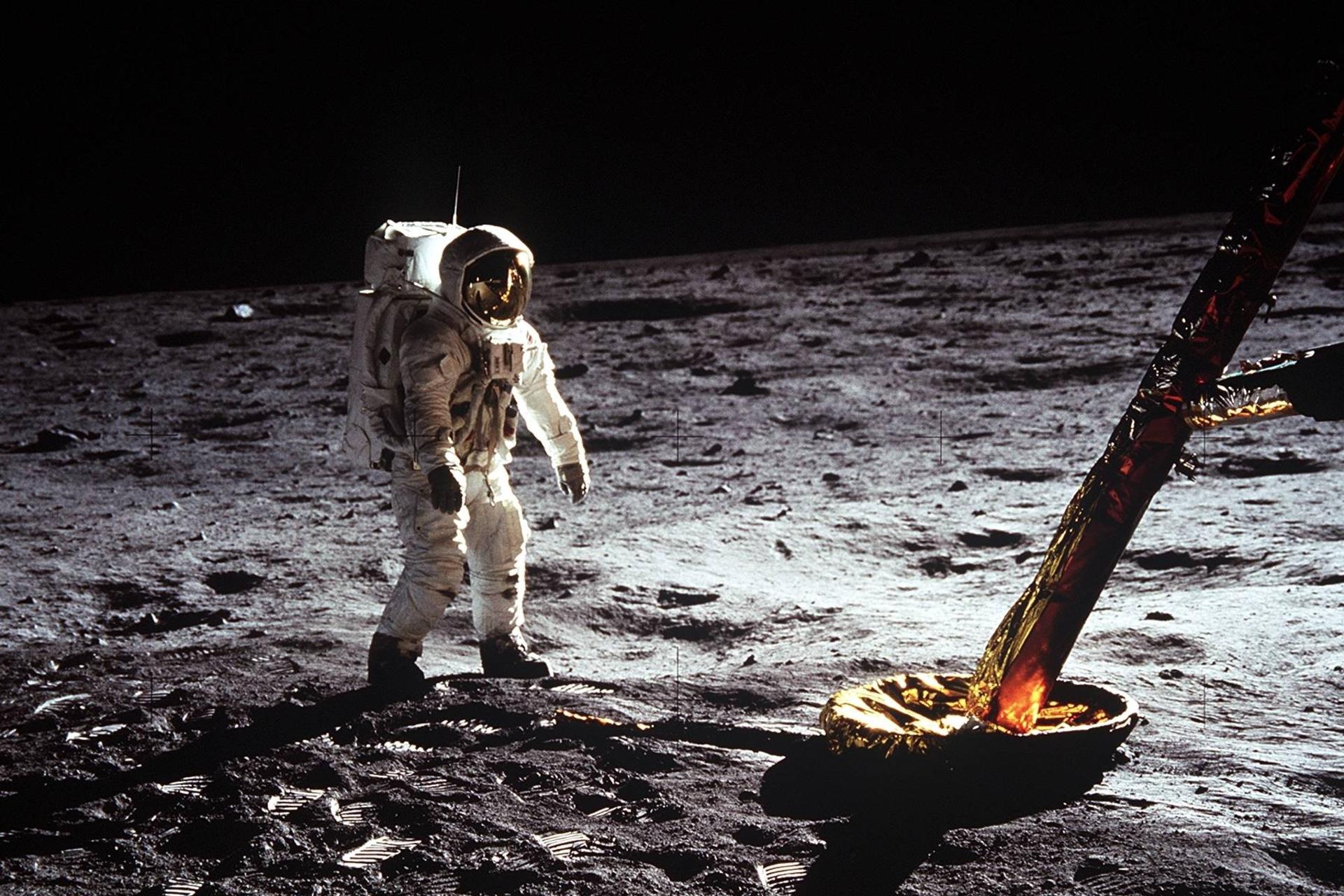 فضانورد باز آلدرین روی ماه