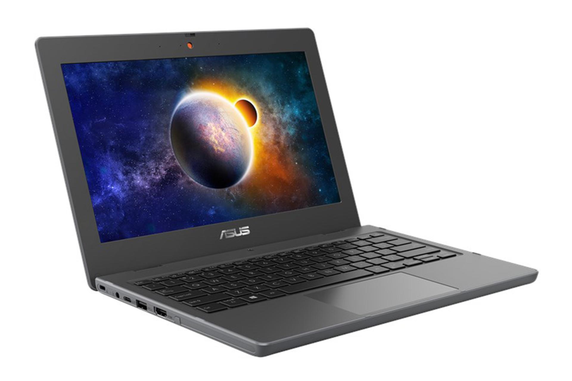 نیمرخ لپ تاپ BR1100CKA ایسوس با صفحه نمایش روشن و نمایش پورت‌های لبه‌ی سمت چپ