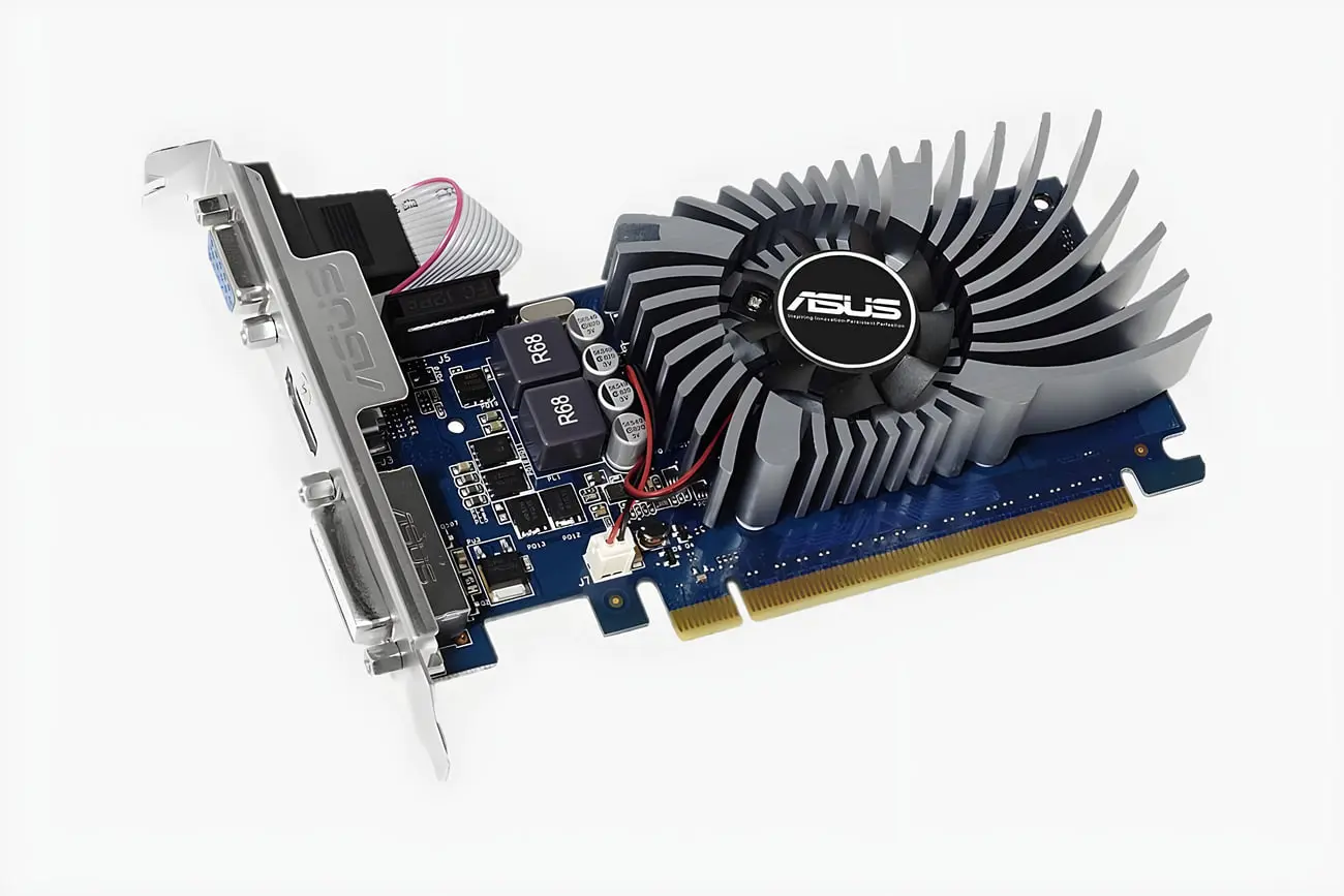 کارت گرافیک ایسوس (ASUS) با هیت‌سینک و فن خنک‌کننده روی برد آبی